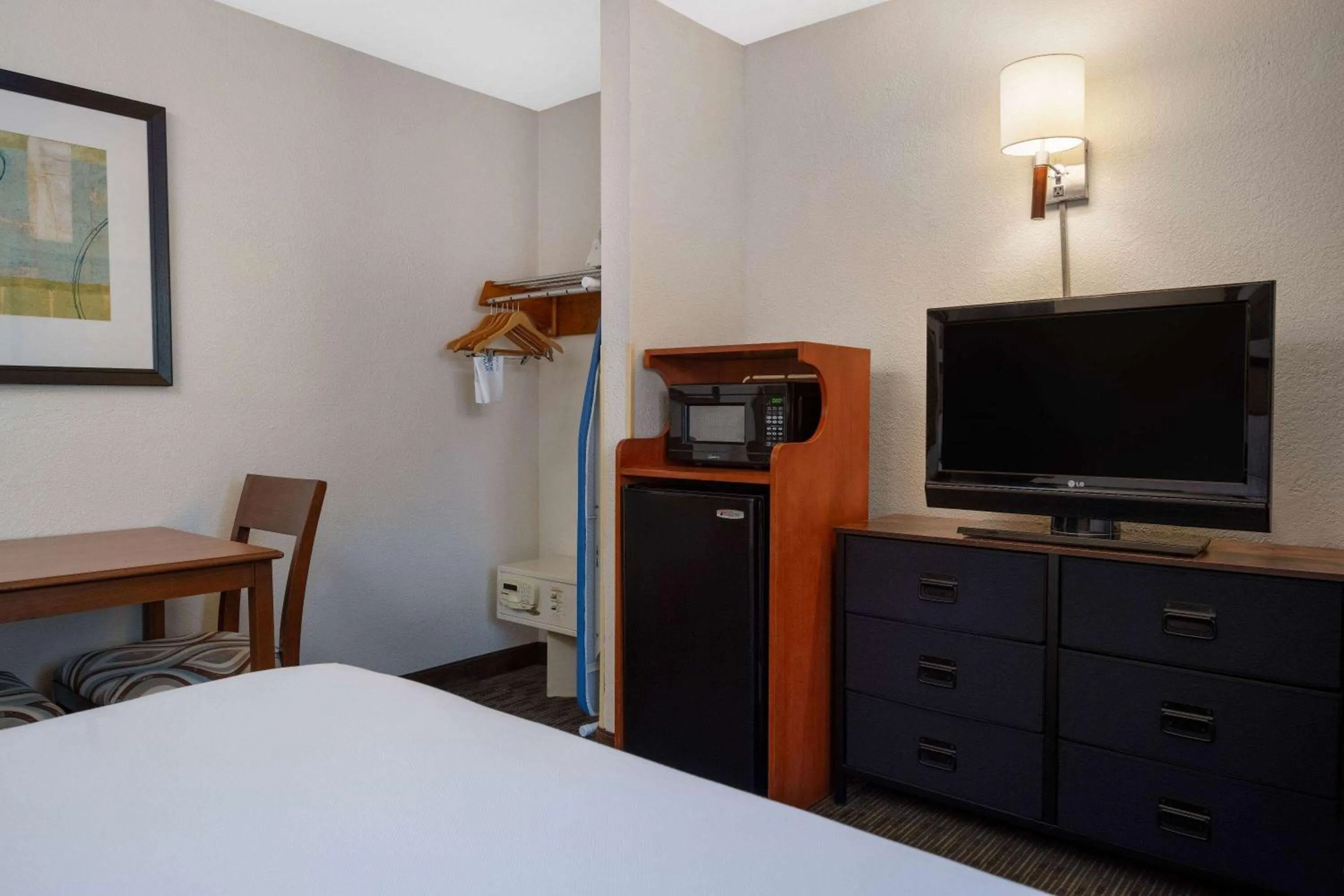 Photo of the whole room, Bed in Days Inn by Wyndham Encinitas Moonlight Beach