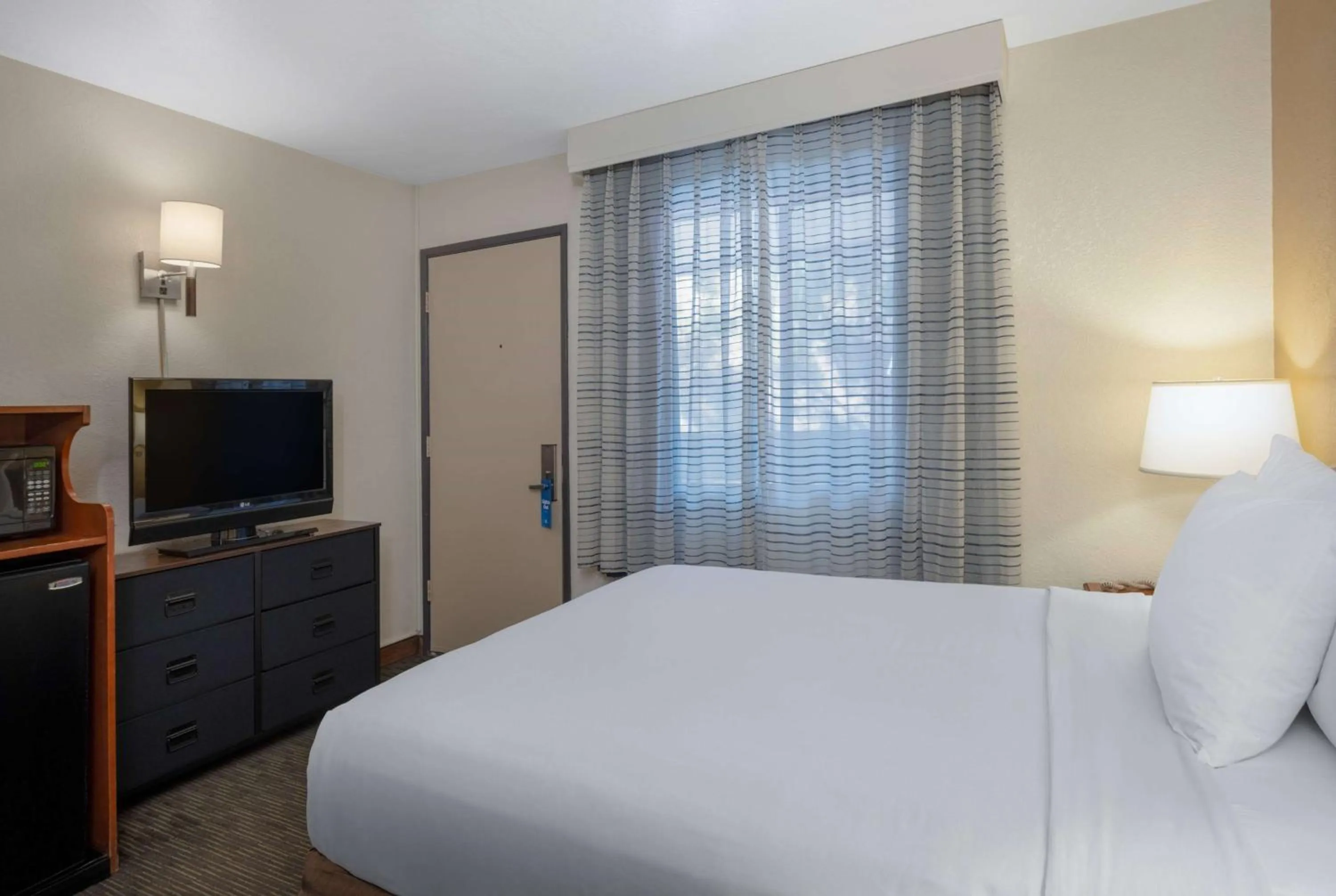 Photo of the whole room, Bed in Days Inn by Wyndham Encinitas Moonlight Beach