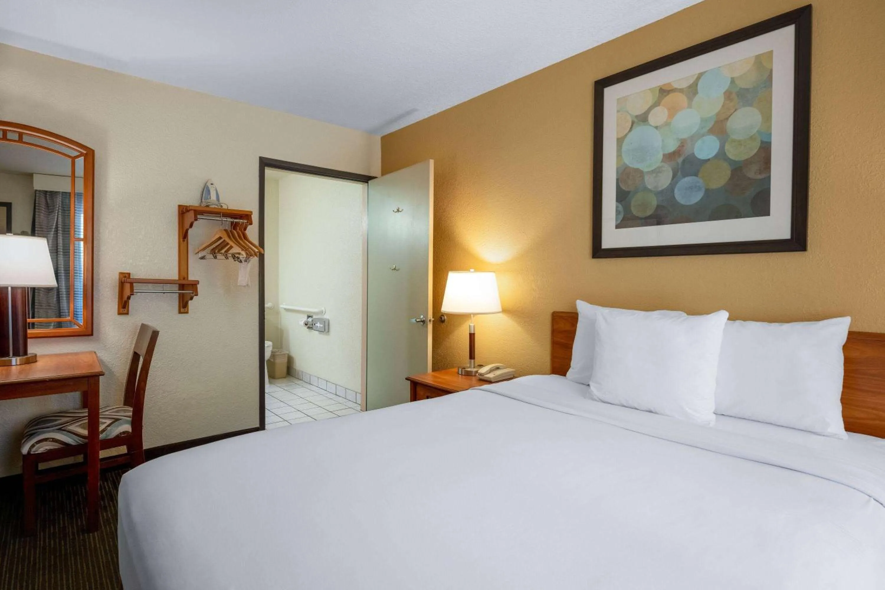 Photo of the whole room, Bed in Days Inn by Wyndham Encinitas Moonlight Beach