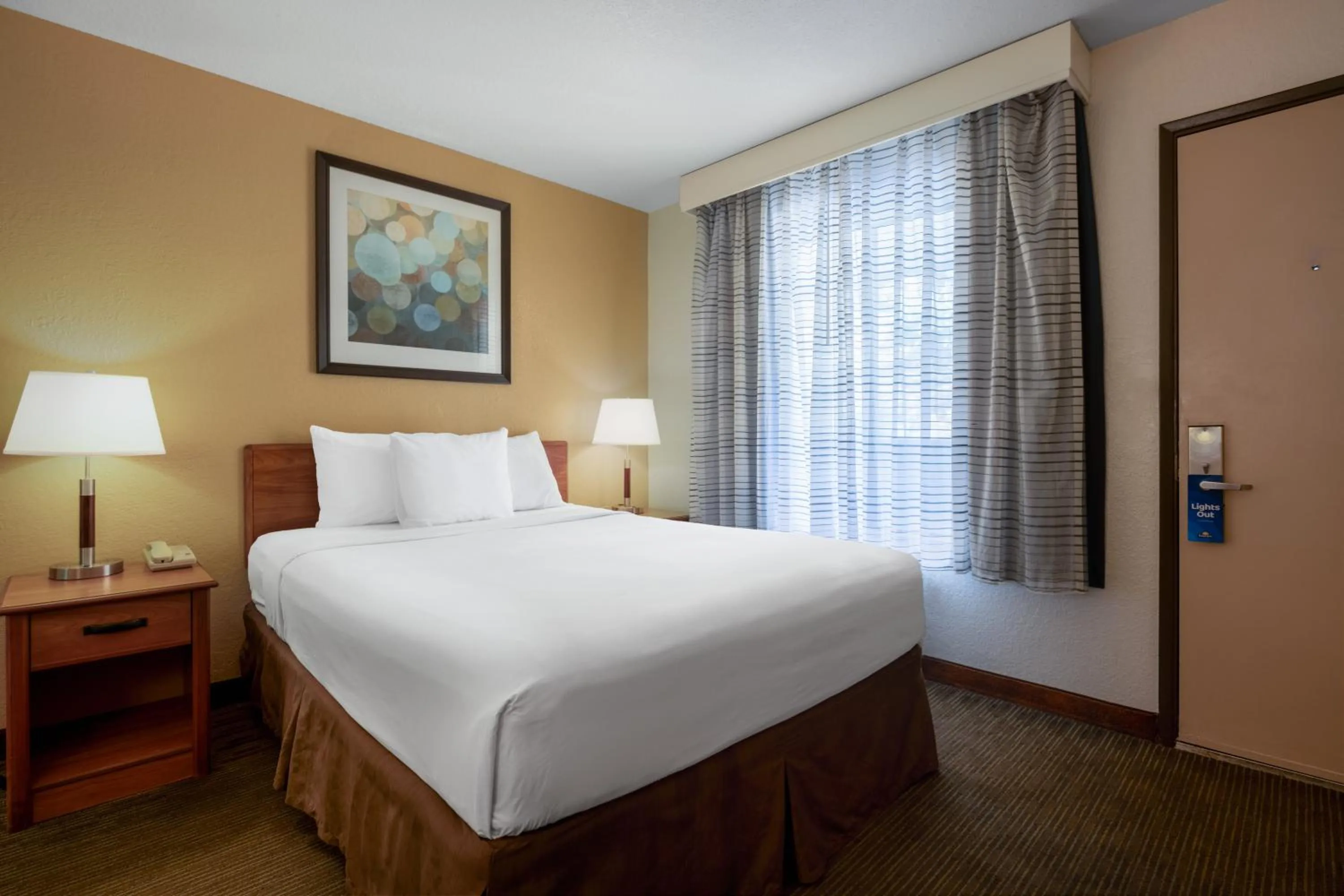 Bedroom, Bed in Days Inn by Wyndham Encinitas Moonlight Beach