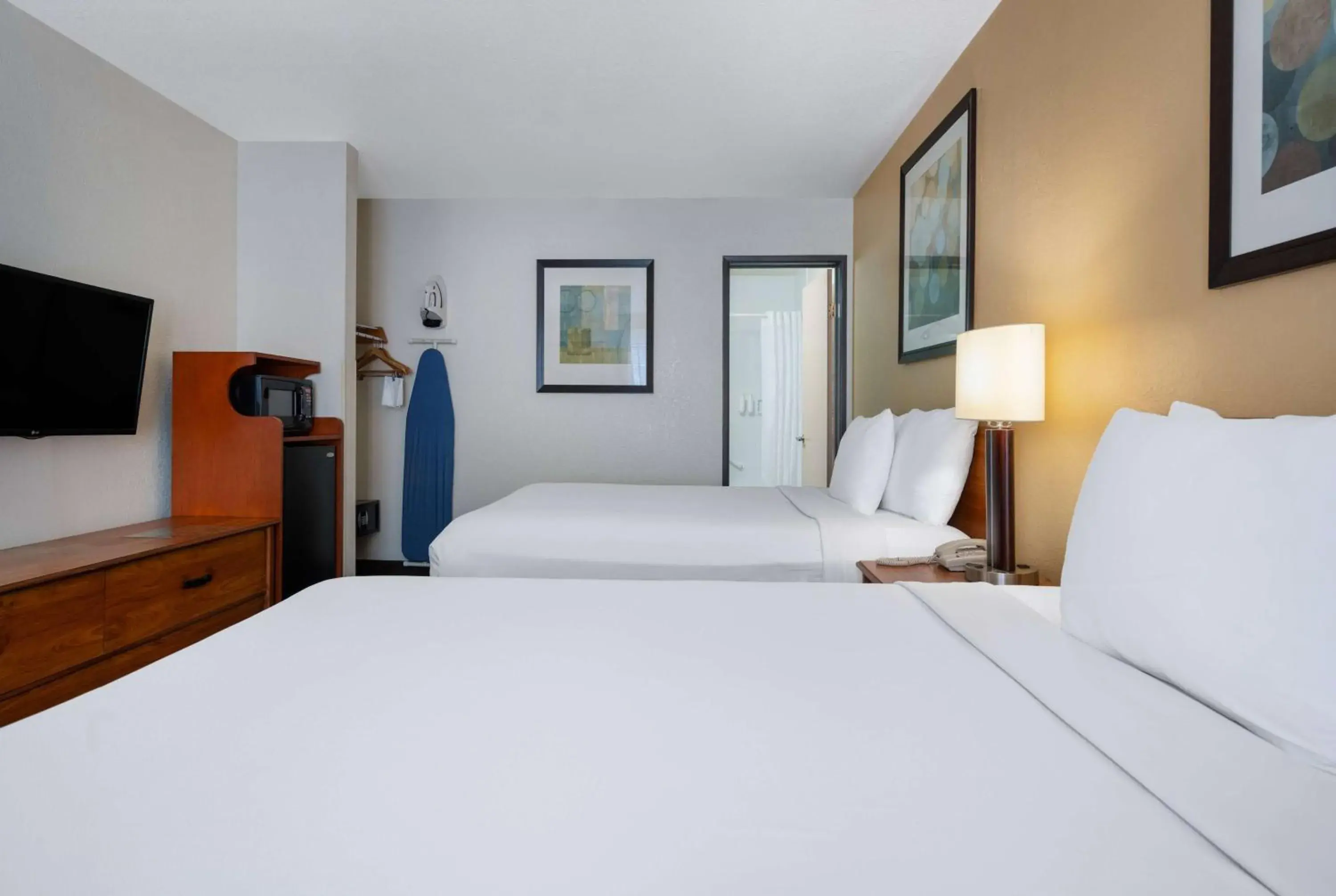 Photo of the whole room, Bed in Days Inn by Wyndham Encinitas Moonlight Beach Photo of the whole room, Bed in Days Inn by Wyndham Encinitas Moonlight Beach