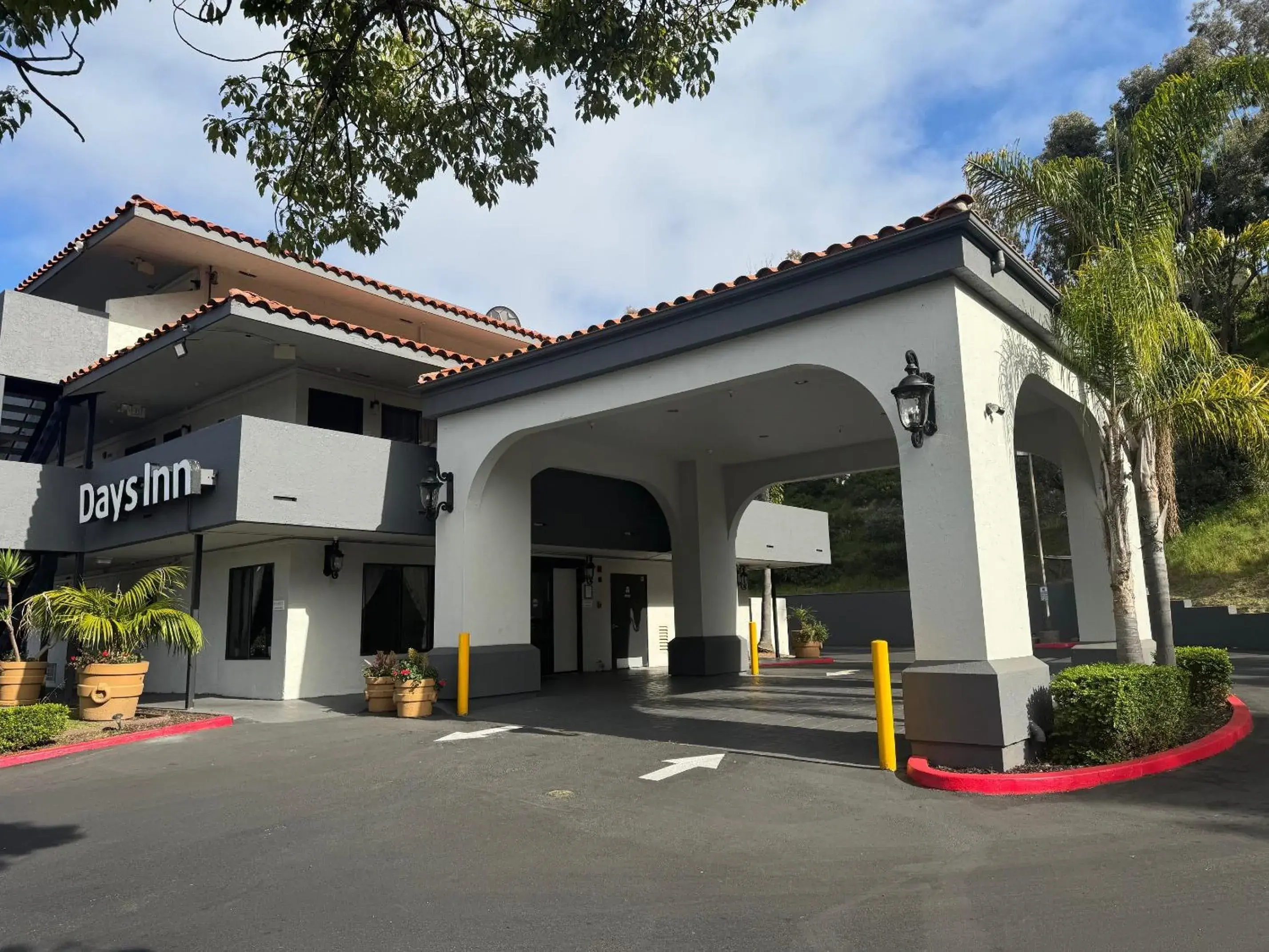 Property building in Days Inn by Wyndham Encinitas Moonlight Beach Property building in Days Inn by Wyndham Encinitas Moonlight Beach