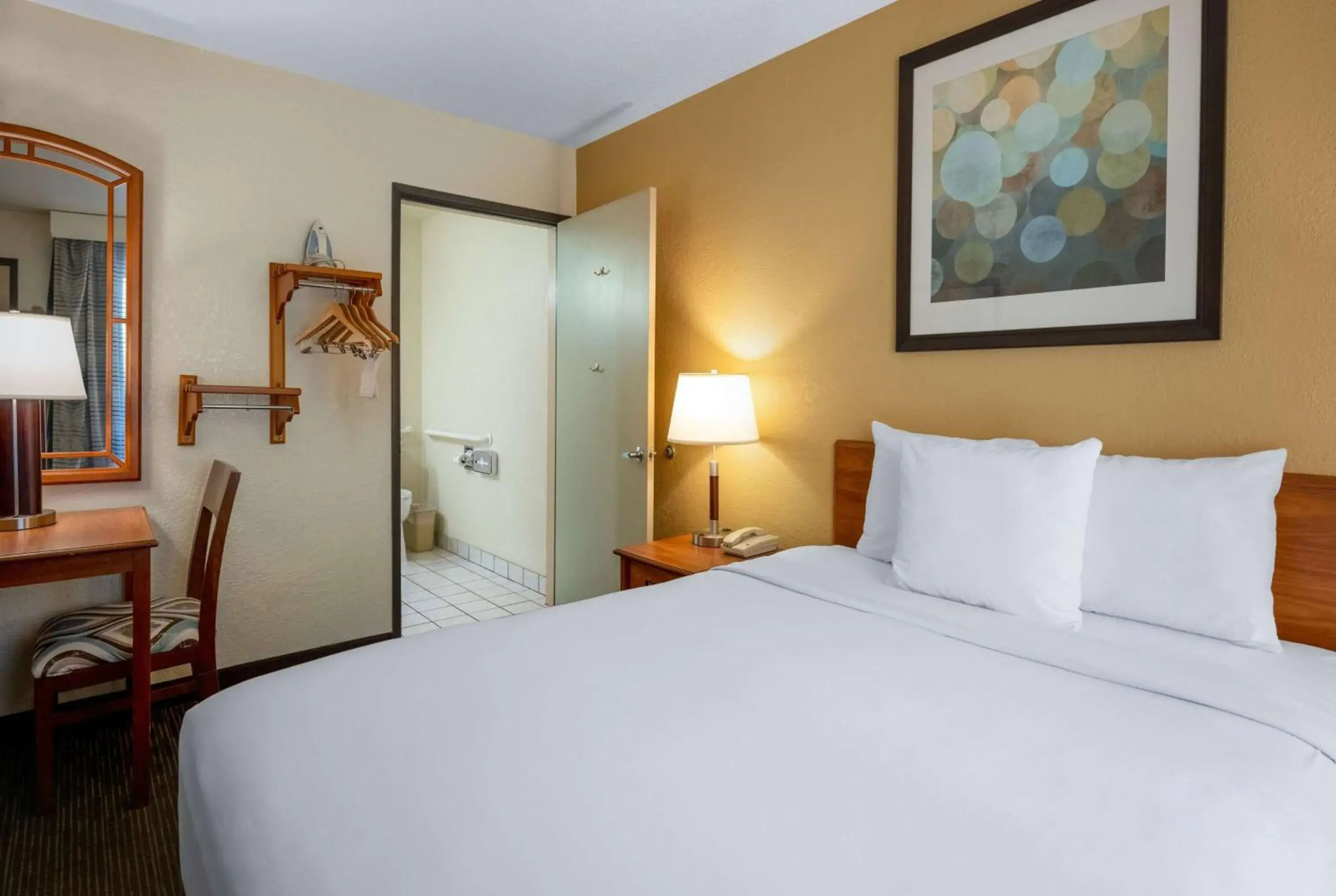 Photo of the whole room, Bed in Days Inn by Wyndham Encinitas Moonlight Beach Photo of the whole room, Bed in Days Inn by Wyndham Encinitas Moonlight Beach