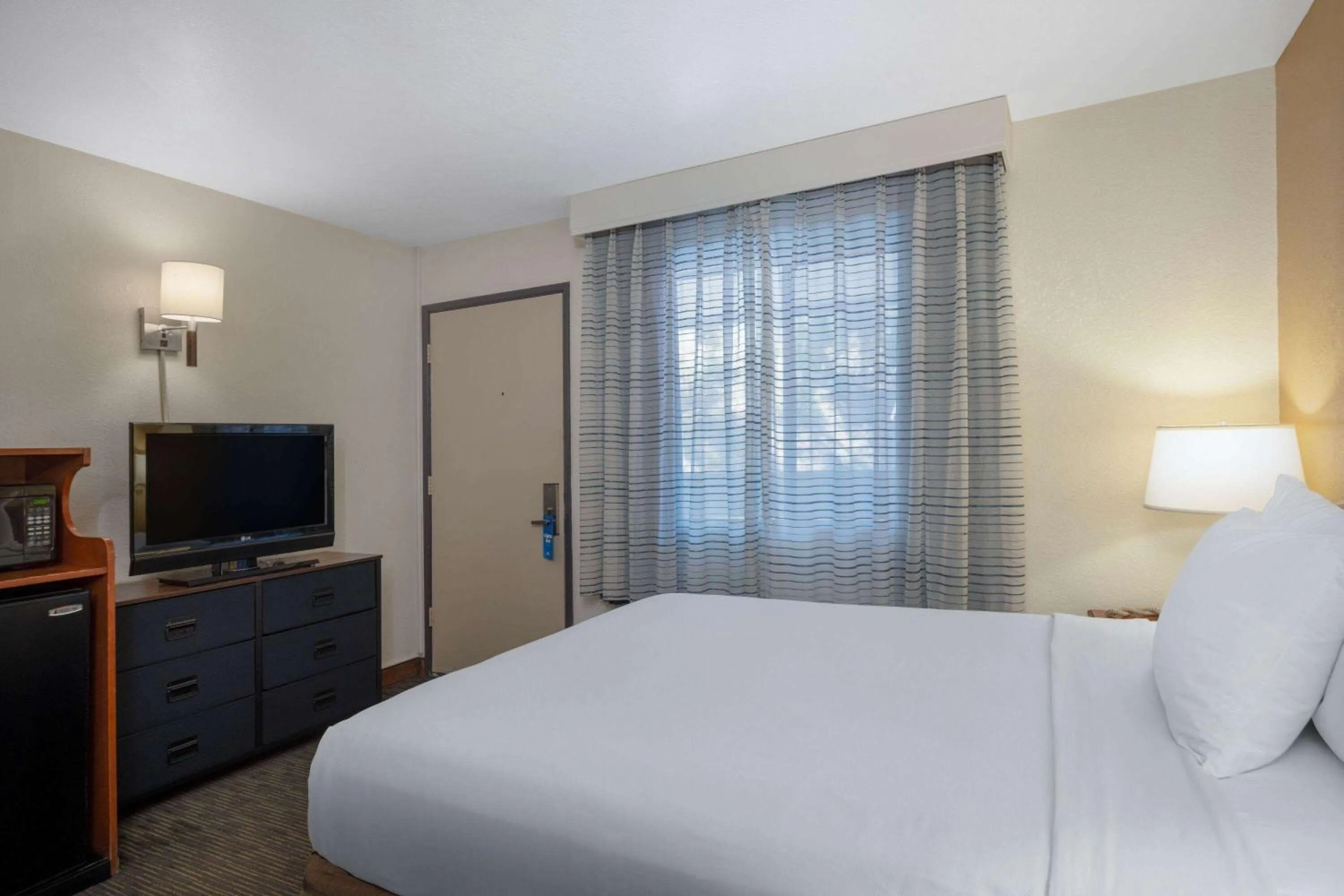 Photo of the whole room, Bed in Days Inn by Wyndham Encinitas Moonlight Beach
