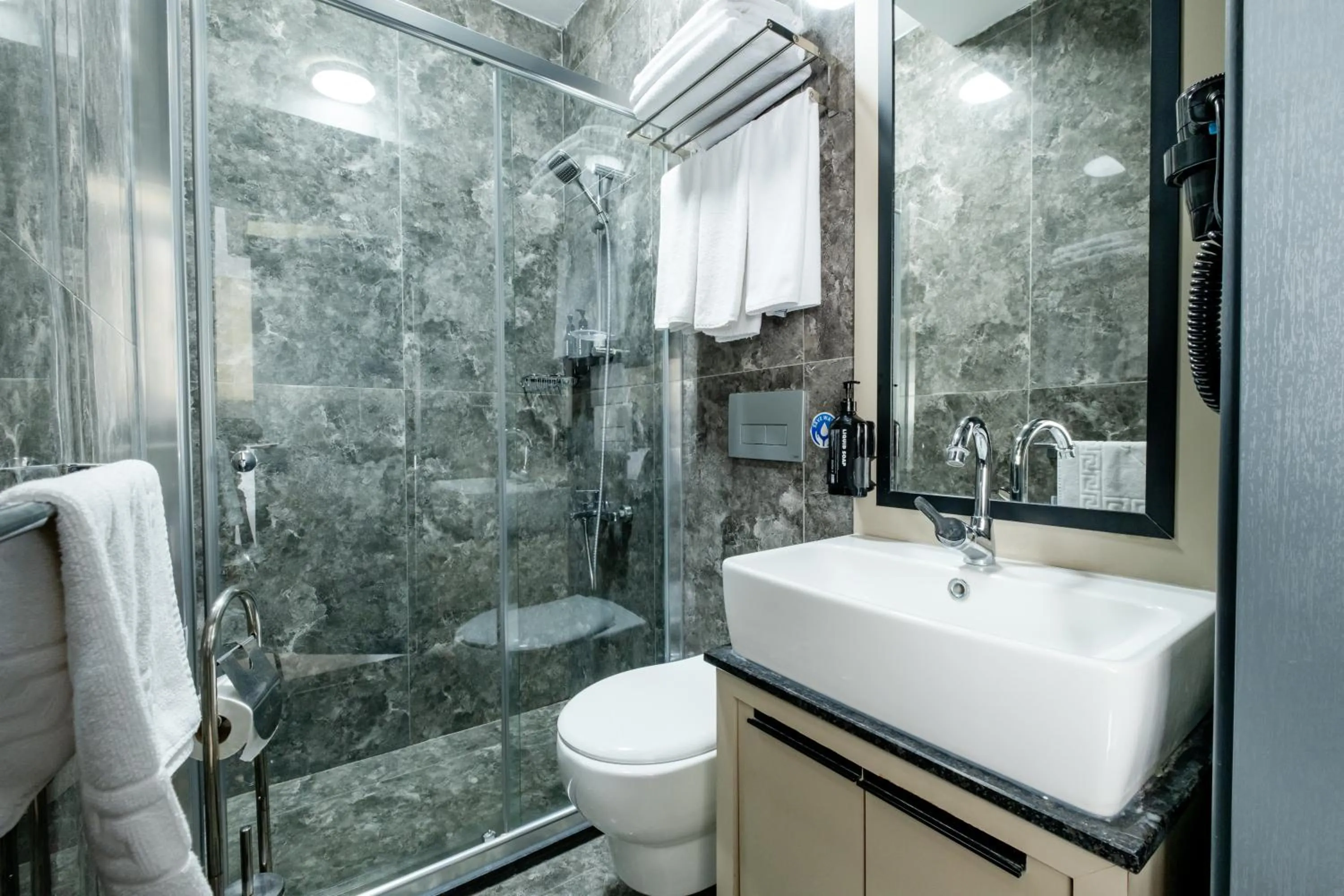 Toilet in Frt Airlines Hotel - Istanbul Airport