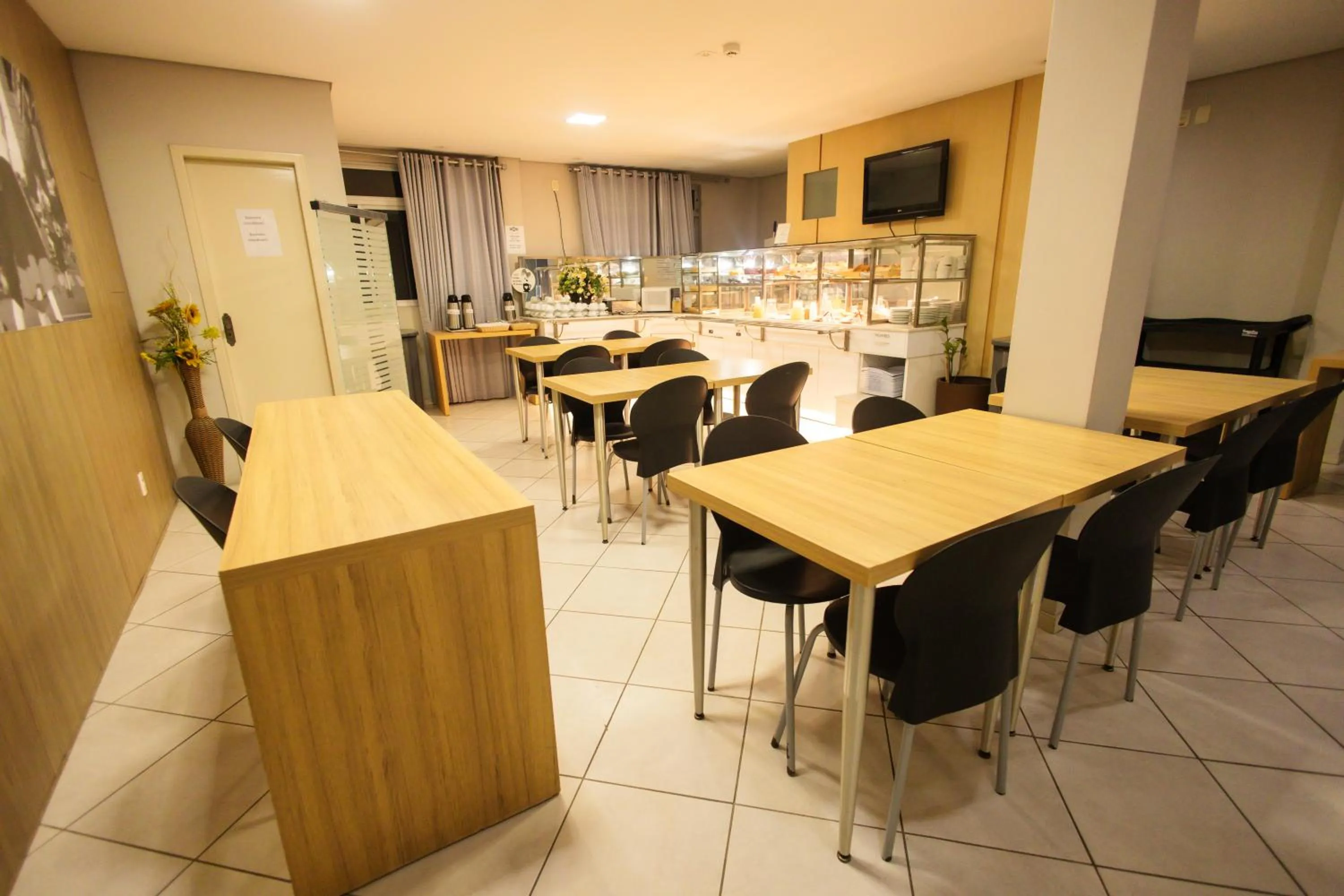 Restaurant/places to eat in CHA Mime Hotel