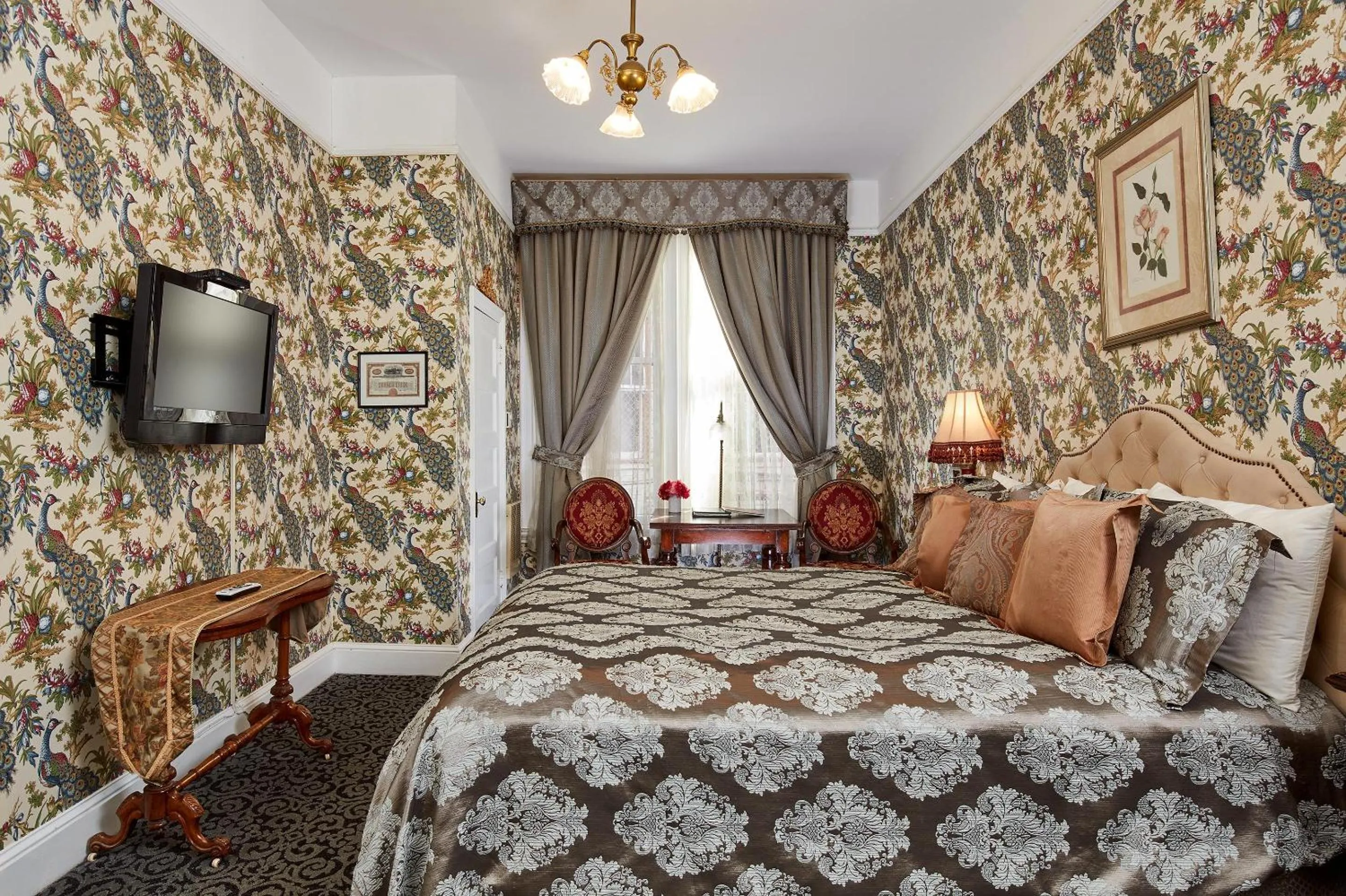 Photo of the whole room, Bed in Queen Anne