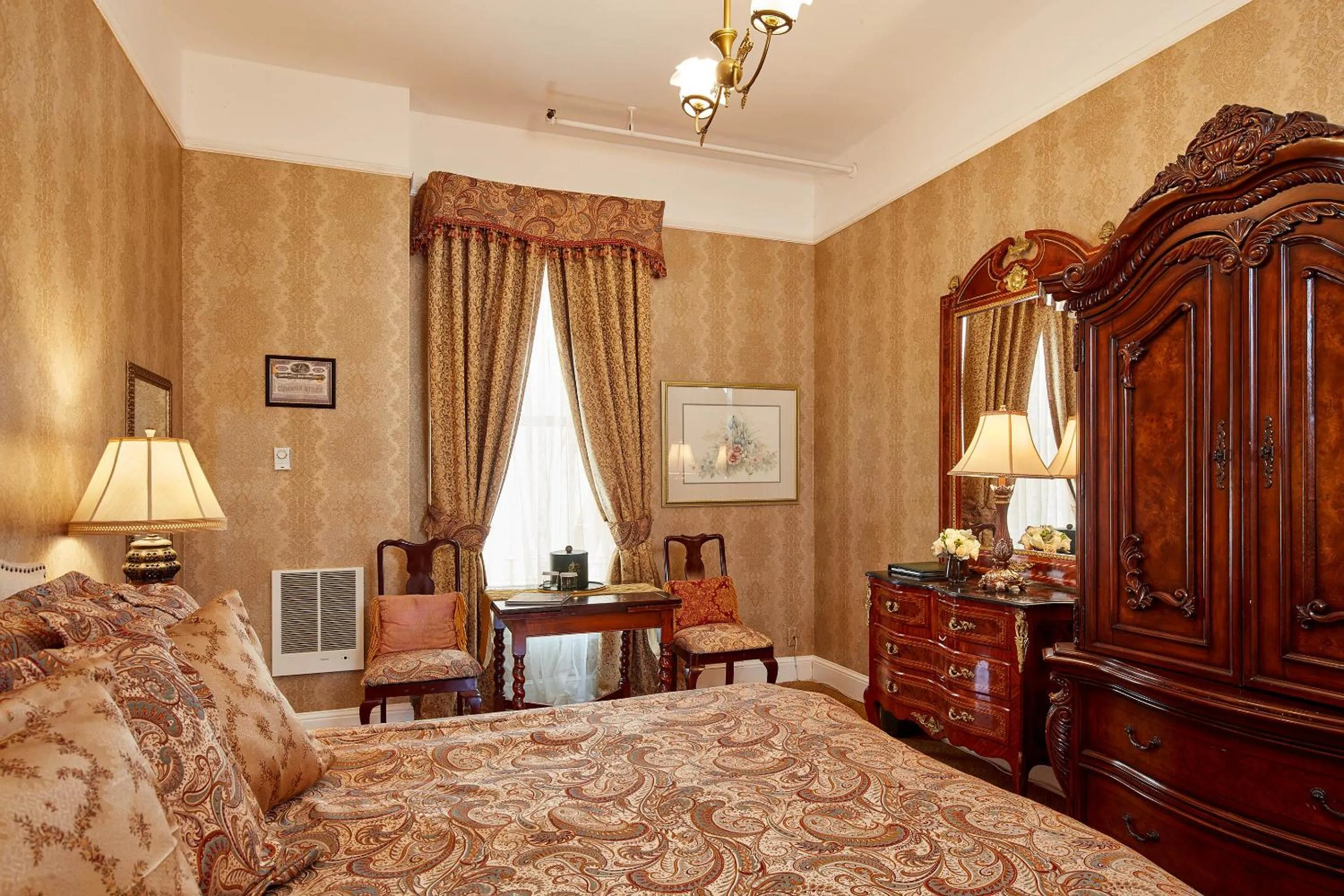 Photo of the whole room, Bed in Queen Anne