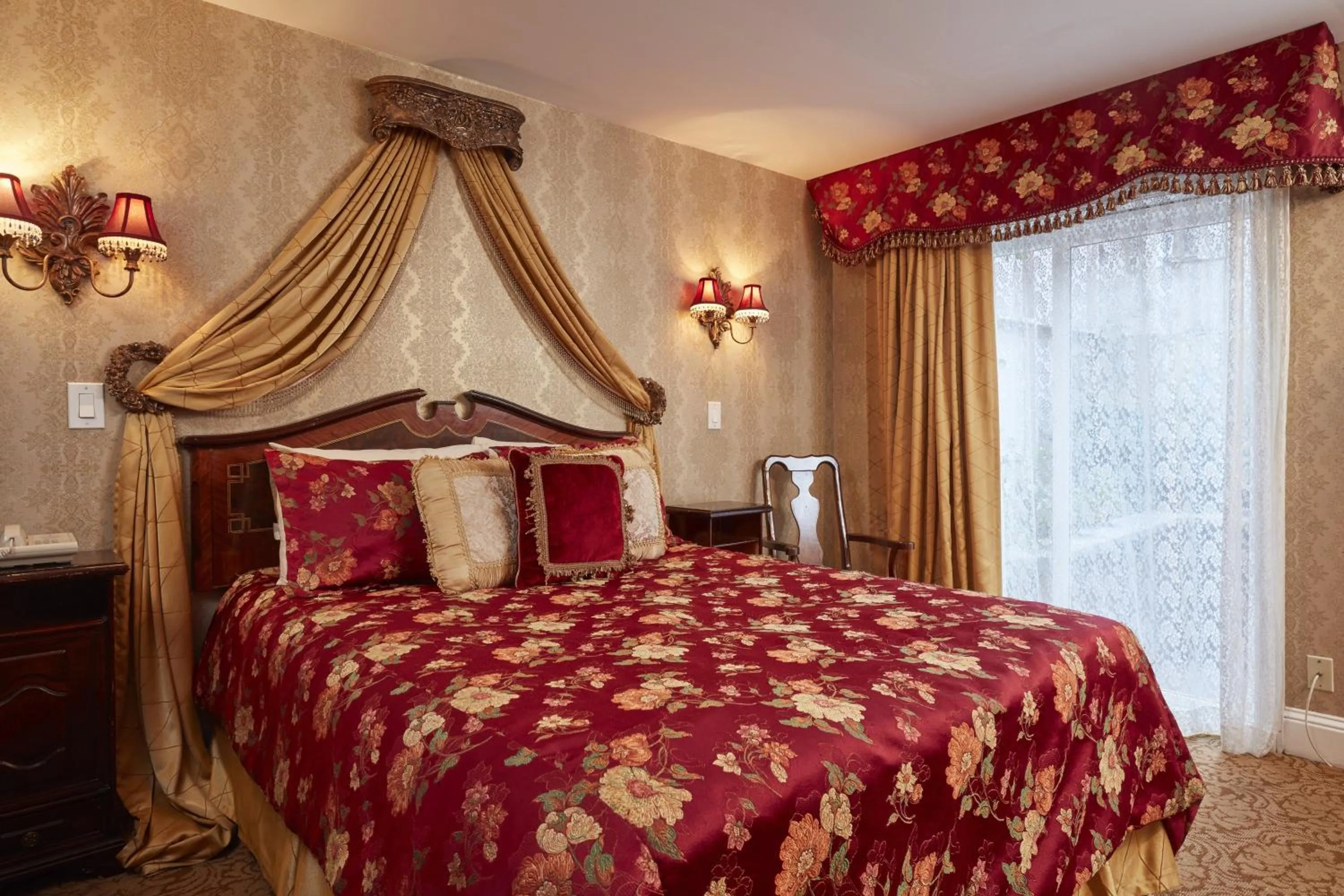 Photo of the whole room, Bed in Queen Anne