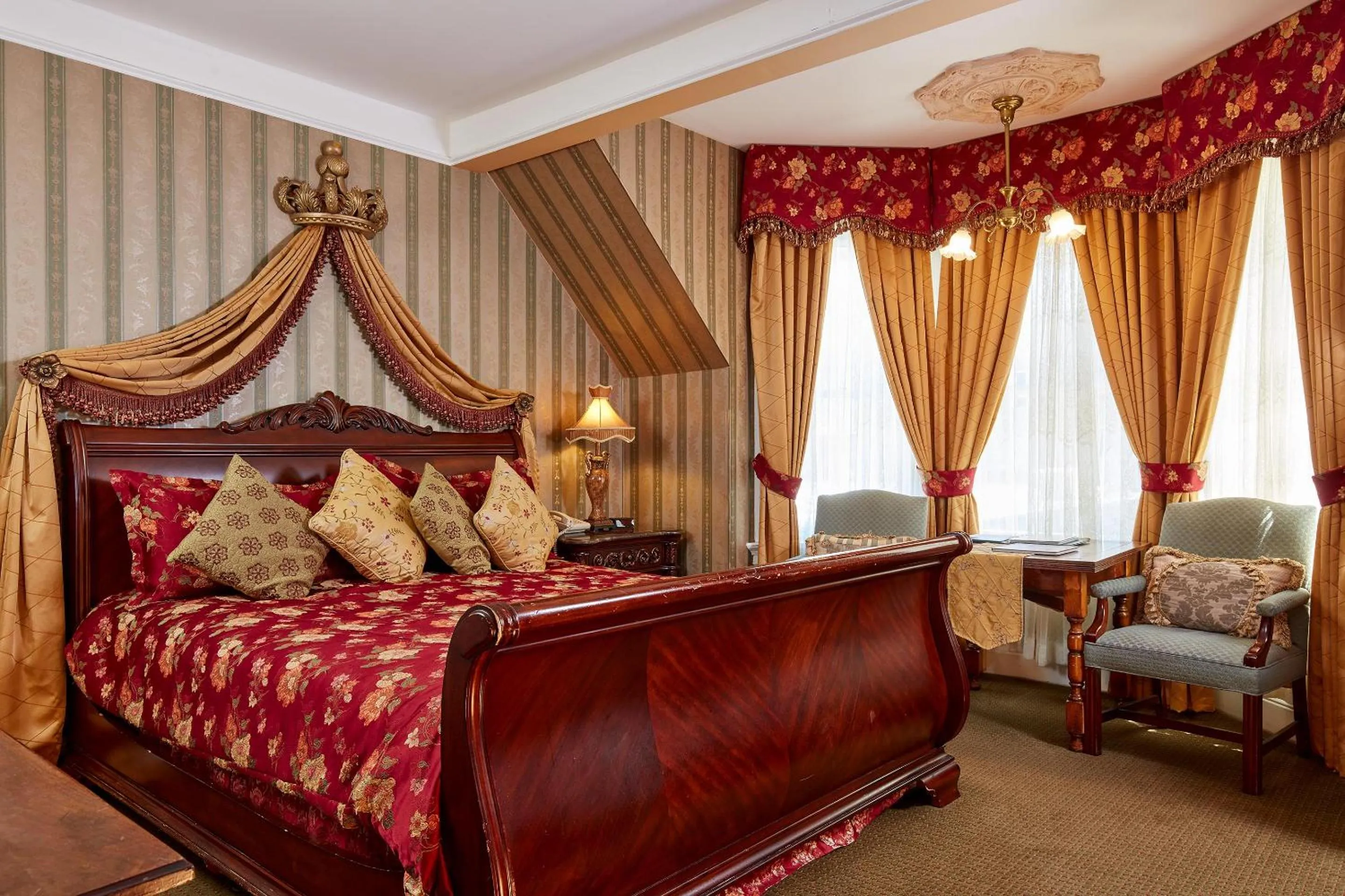 Photo of the whole room, Bed in Queen Anne