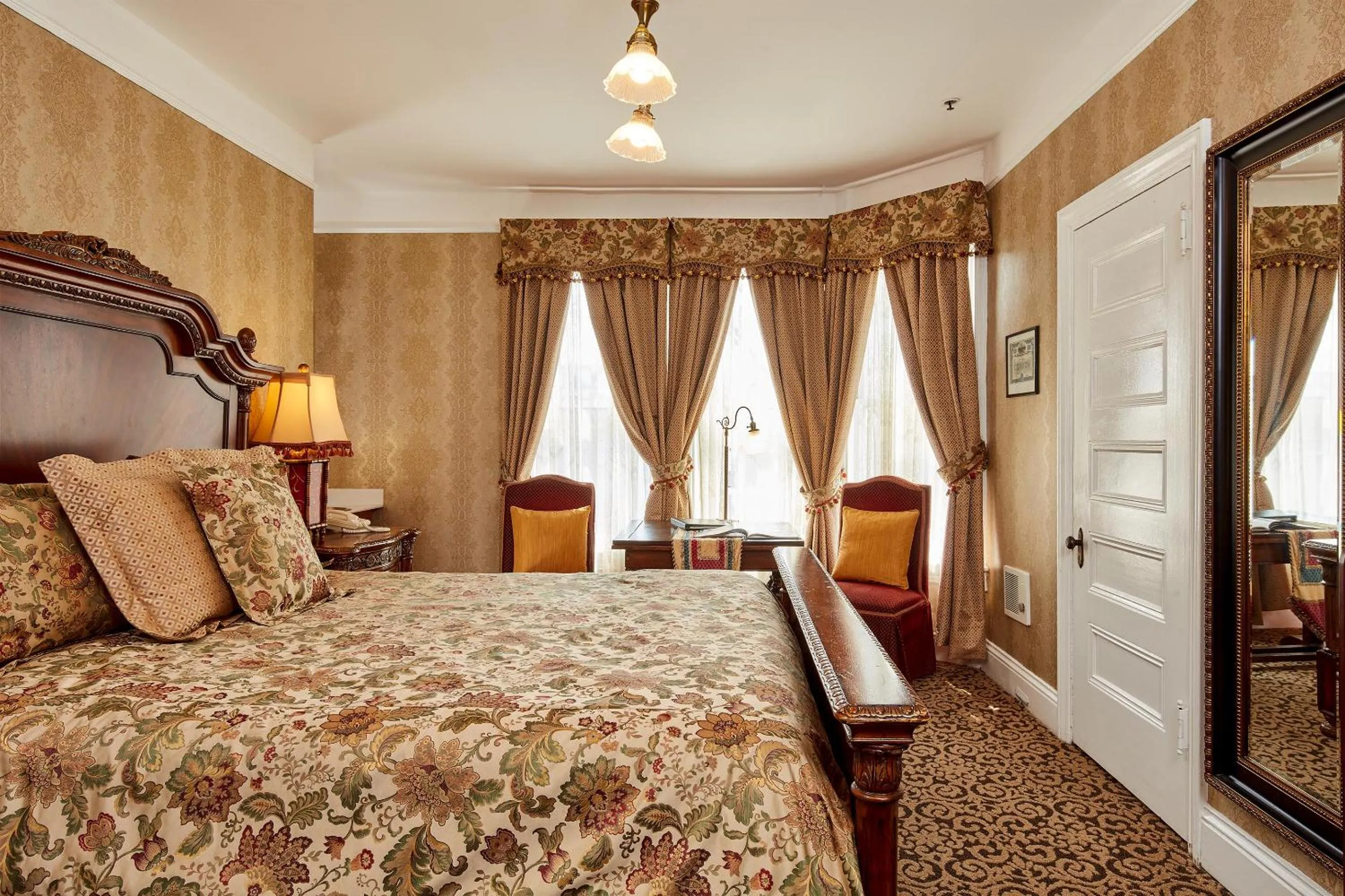 Photo of the whole room, Bed in Queen Anne