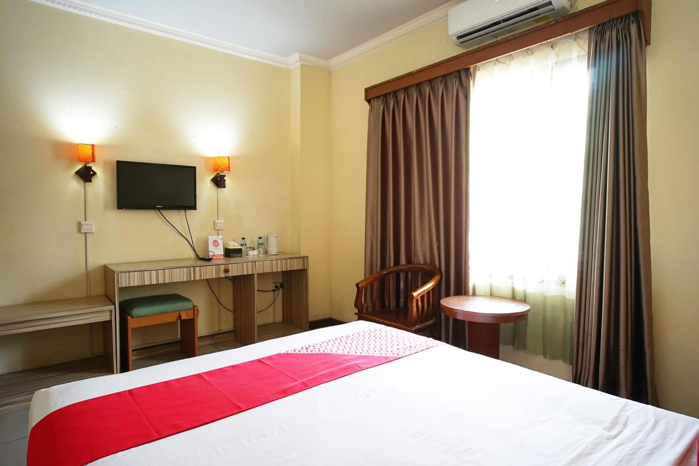 Bedroom, Bed in OYO 2015 Bandara Hotel Balikpapan