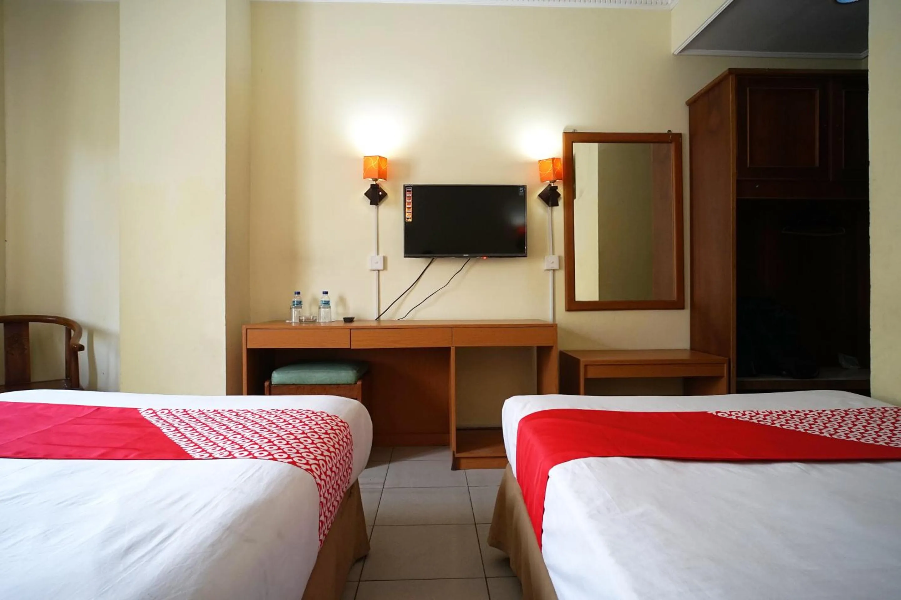Bedroom, Bed in OYO 2015 Bandara Hotel Balikpapan