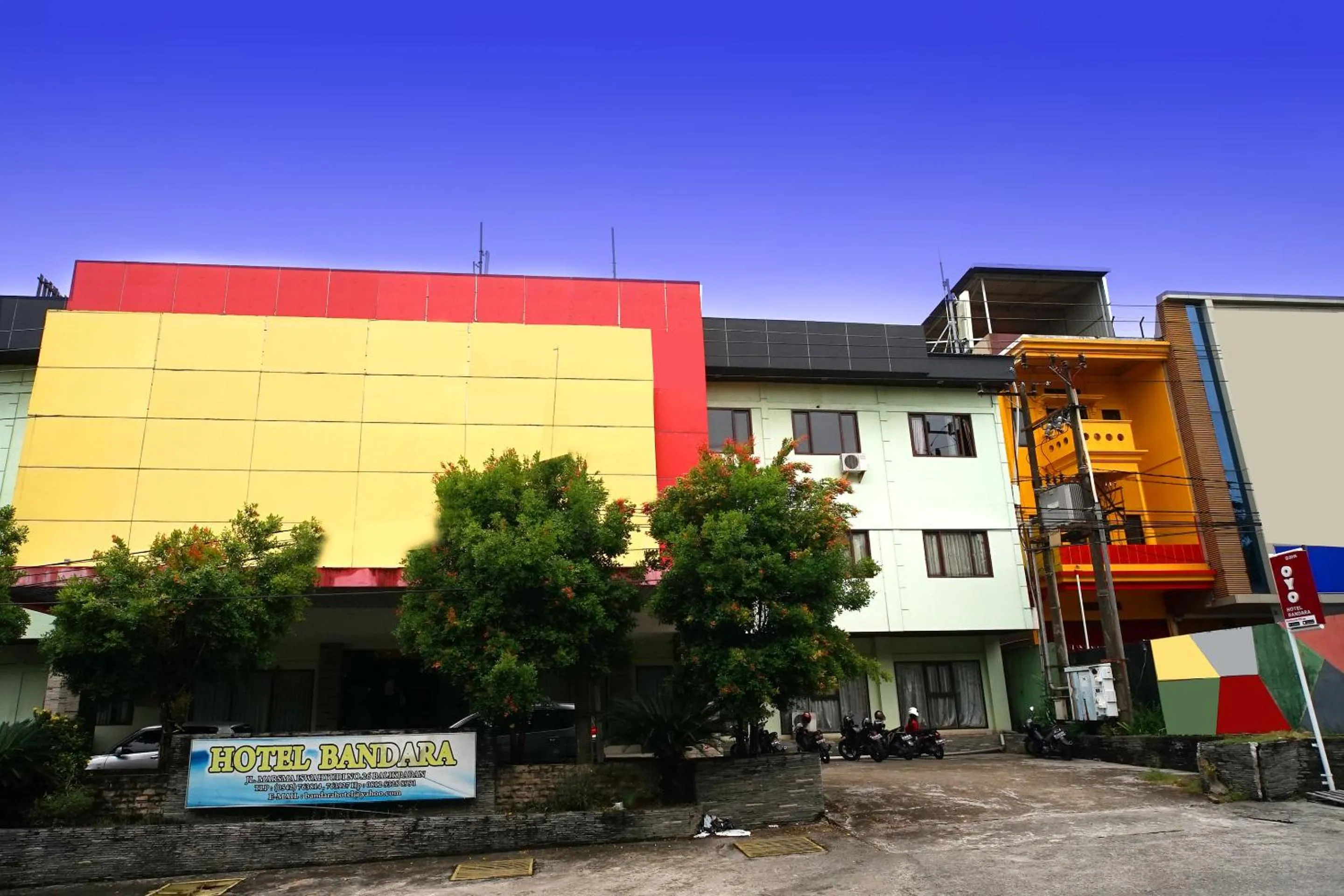 Facade/entrance in OYO 2015 Bandara Hotel Balikpapan