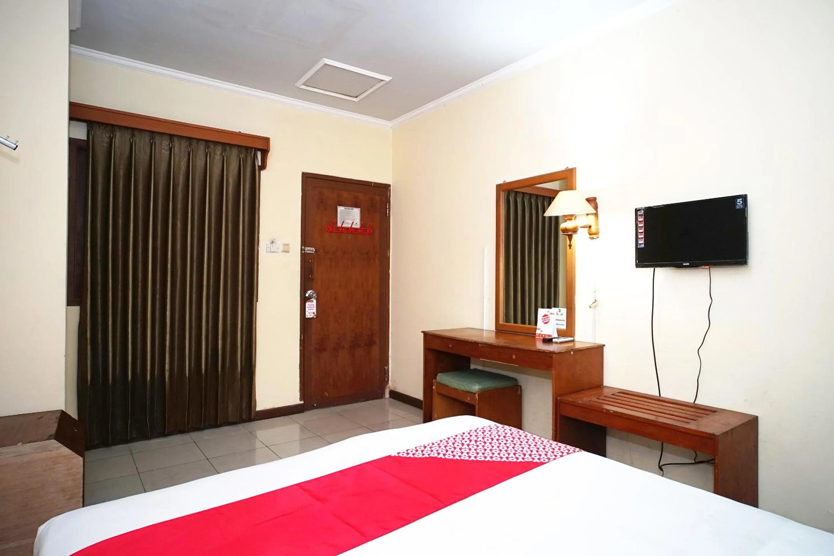 Bedroom, Bed in OYO 2015 Bandara Hotel Balikpapan