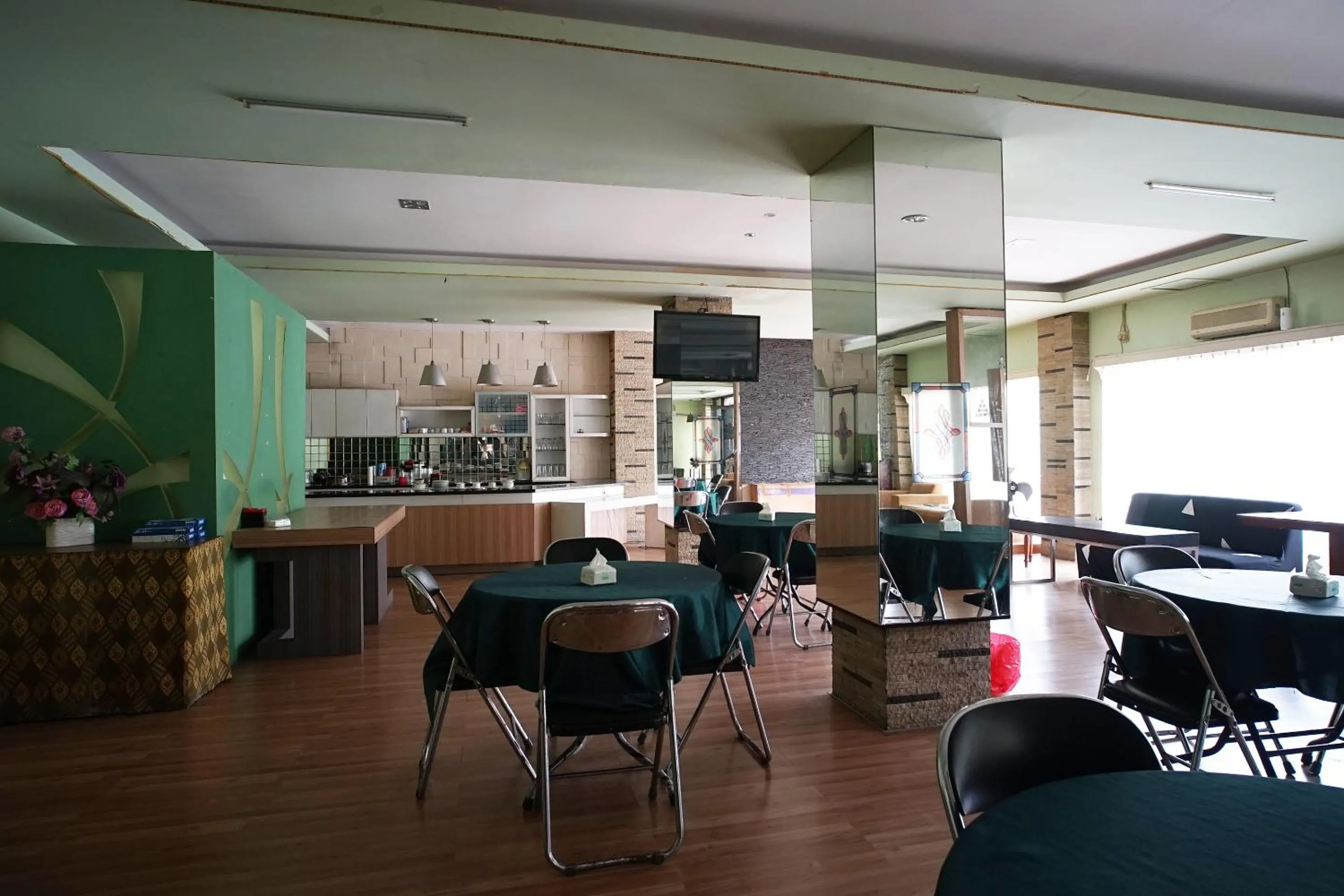 Restaurant/places to eat in OYO 2015 Bandara Hotel Balikpapan