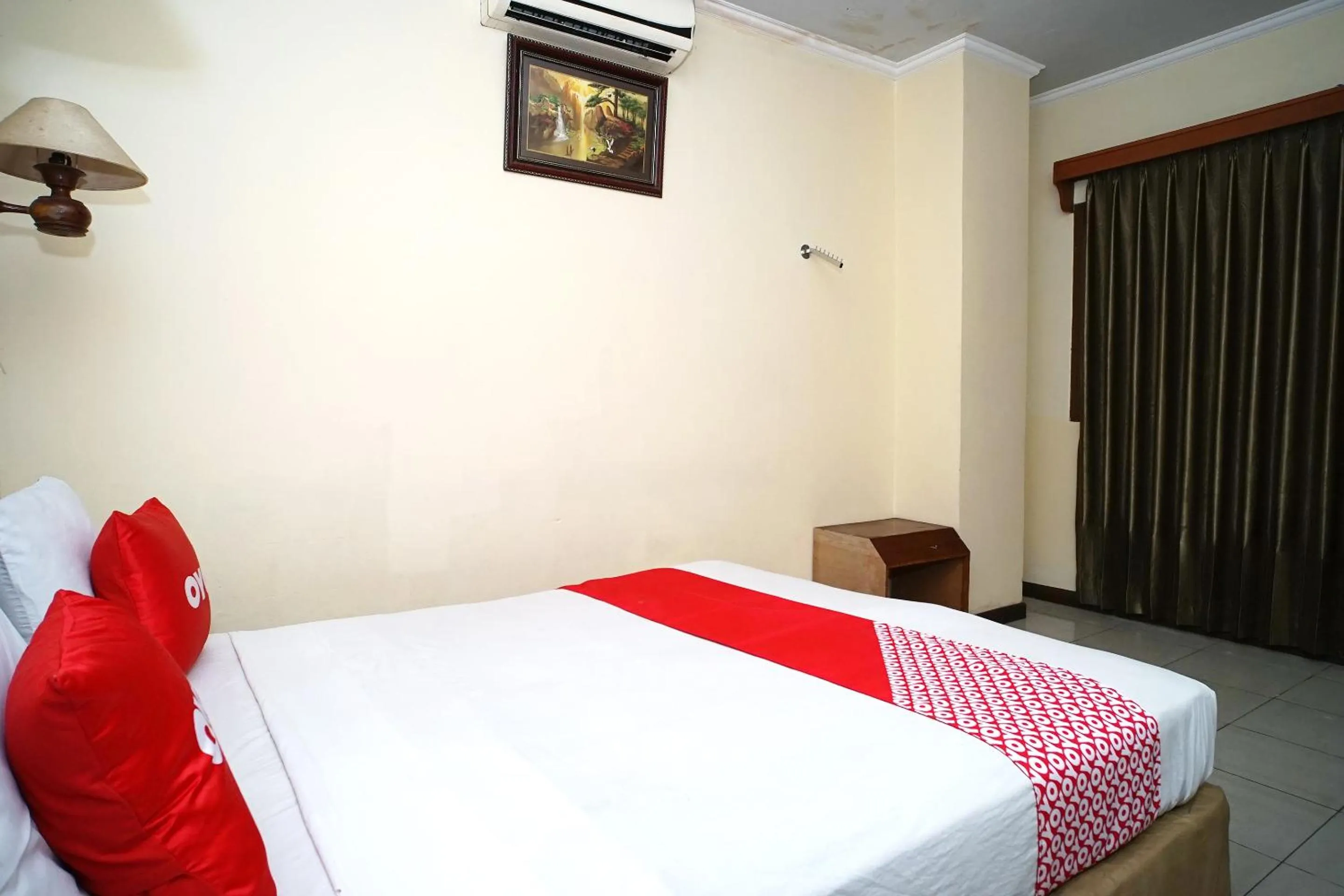 Bedroom, Bed in OYO 2015 Bandara Hotel Balikpapan