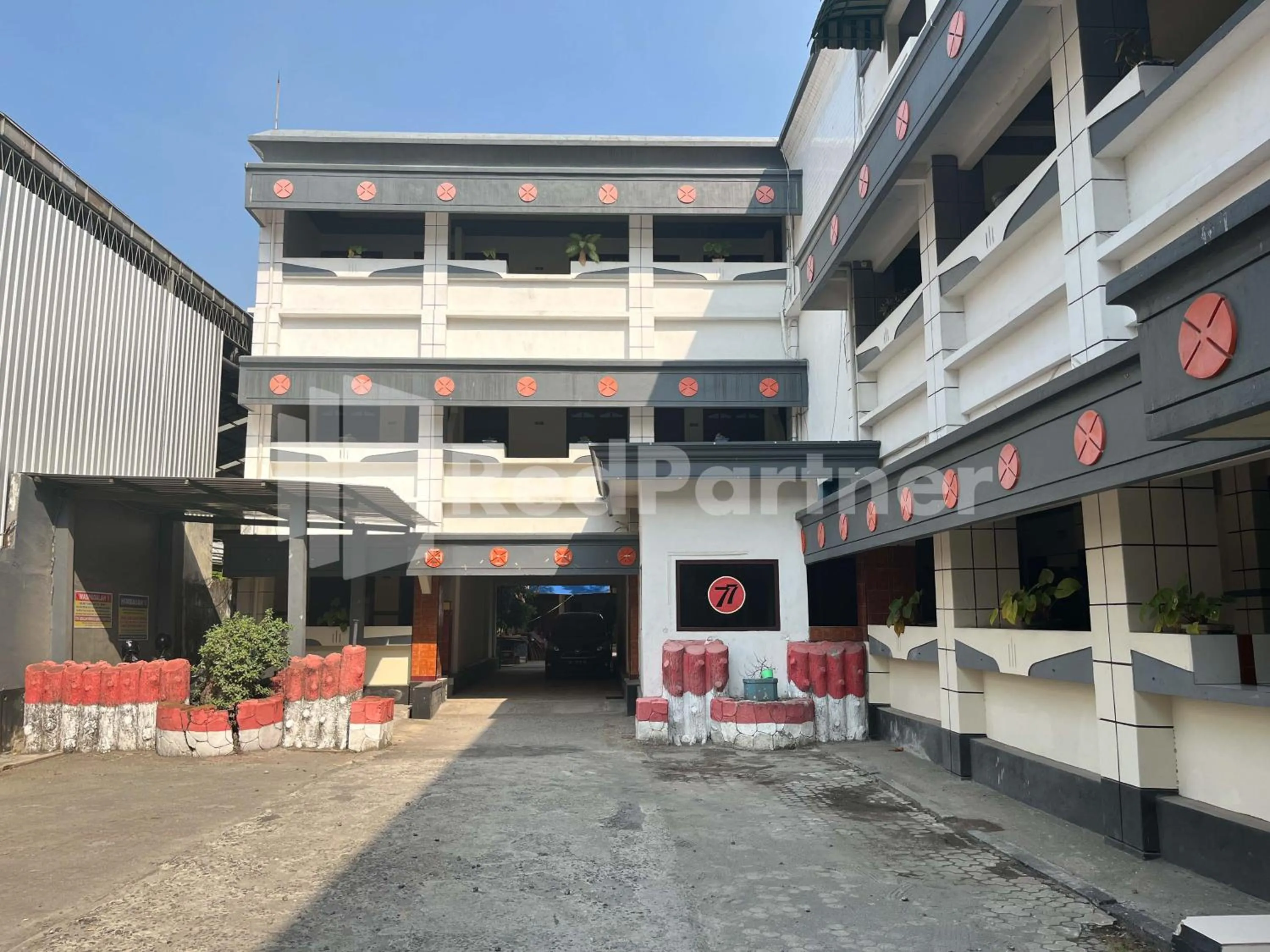 Property building in Hotel Dewi near GOR Merdeka Jombang Mitra RedDoorz