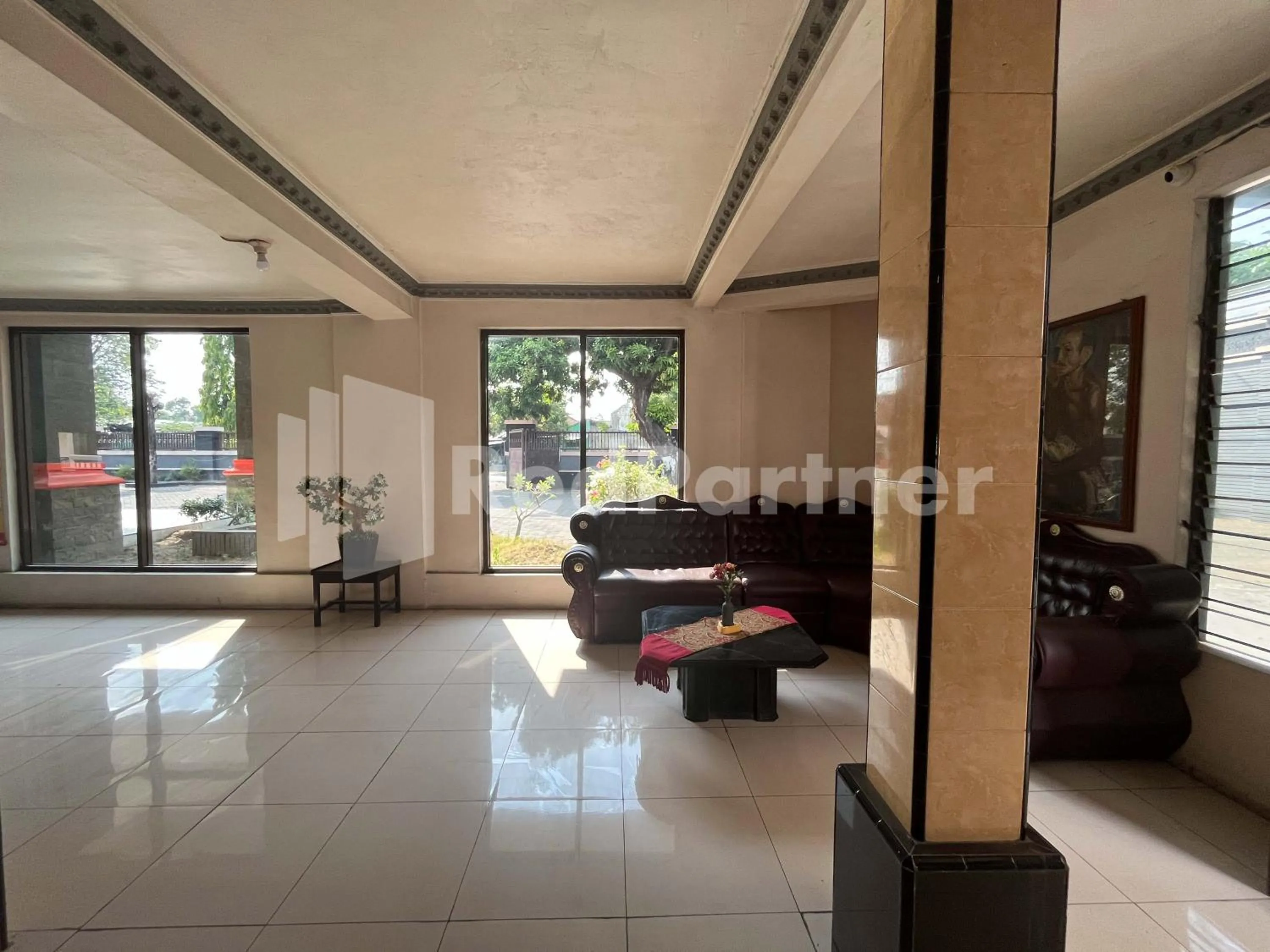 Lobby or reception in Hotel Dewi near GOR Merdeka Jombang Mitra RedDoorz