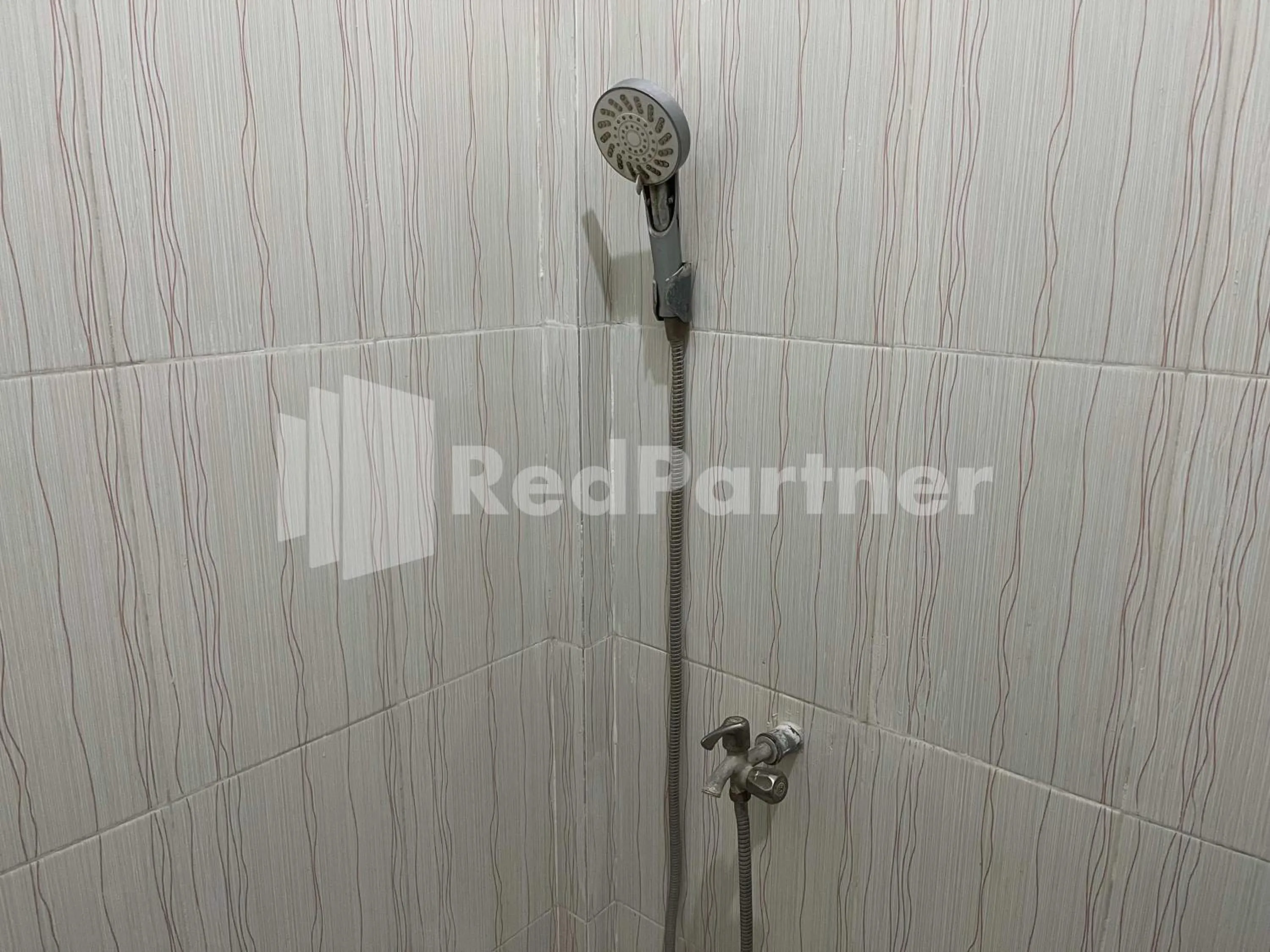 Bathroom in Hotel Dewi near GOR Merdeka Jombang Mitra RedDoorz