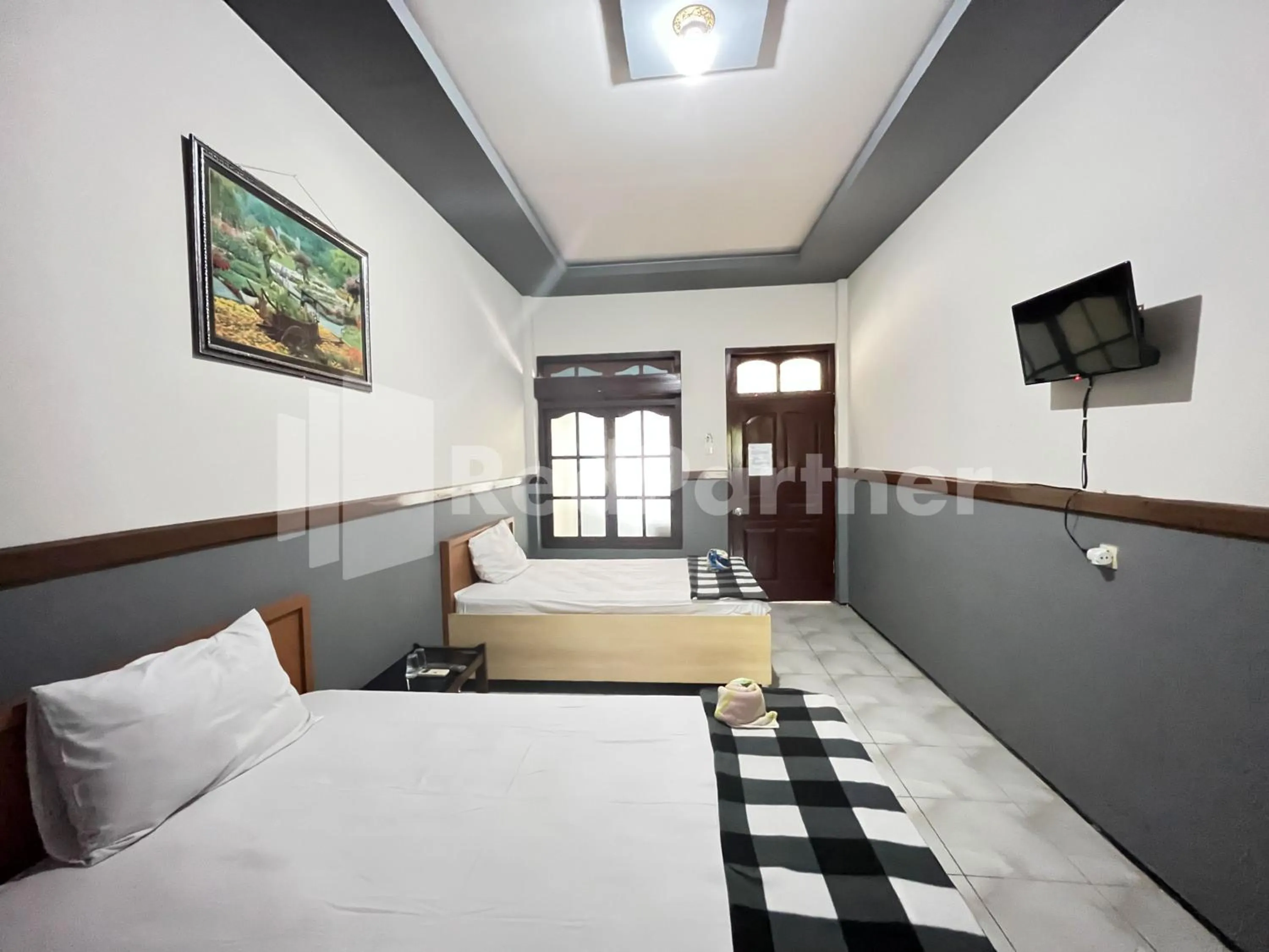 TV and multimedia, Bed in Hotel Dewi near GOR Merdeka Jombang Mitra RedDoorz