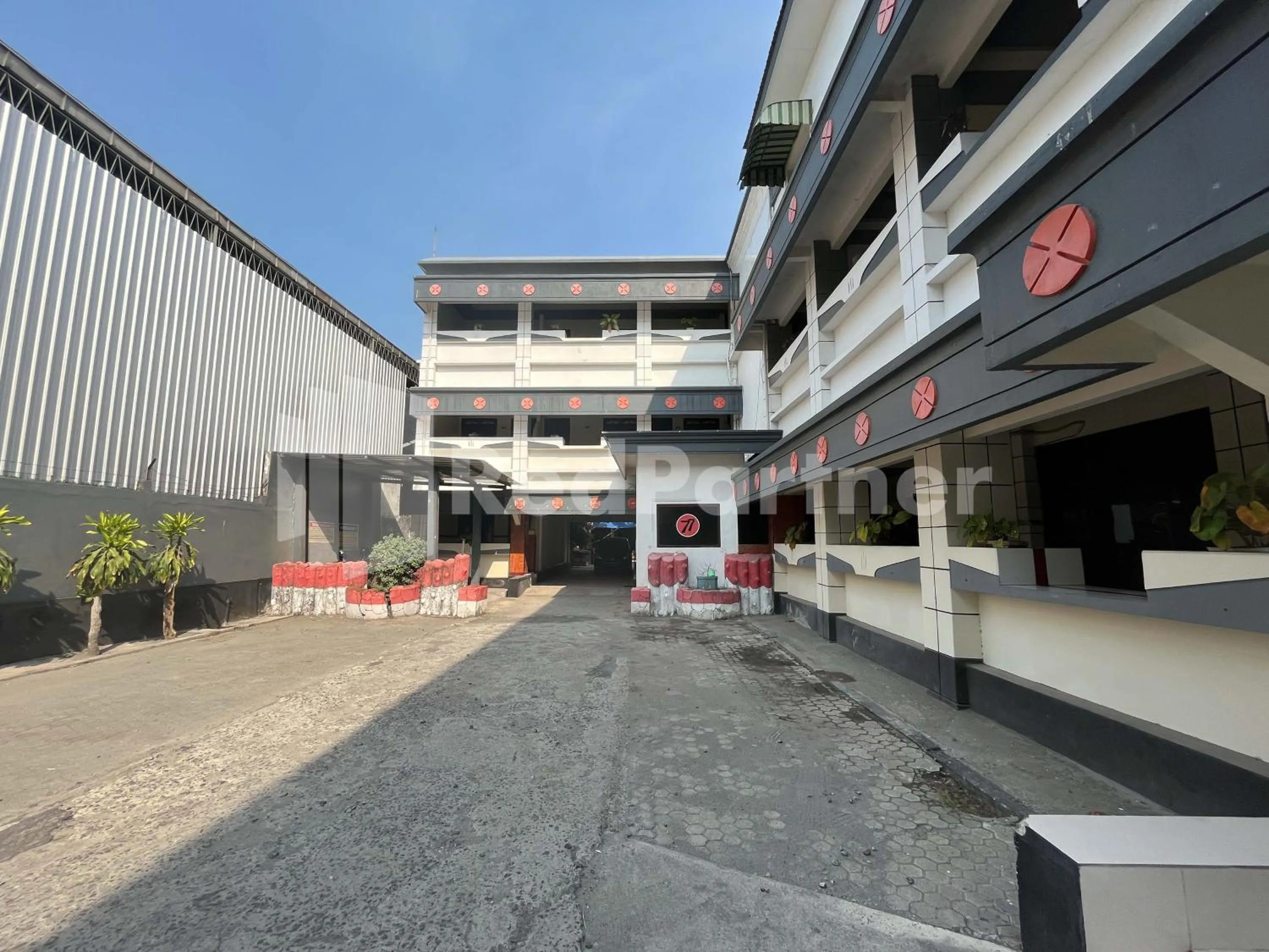 Property building in Hotel Dewi near GOR Merdeka Jombang Mitra RedDoorz