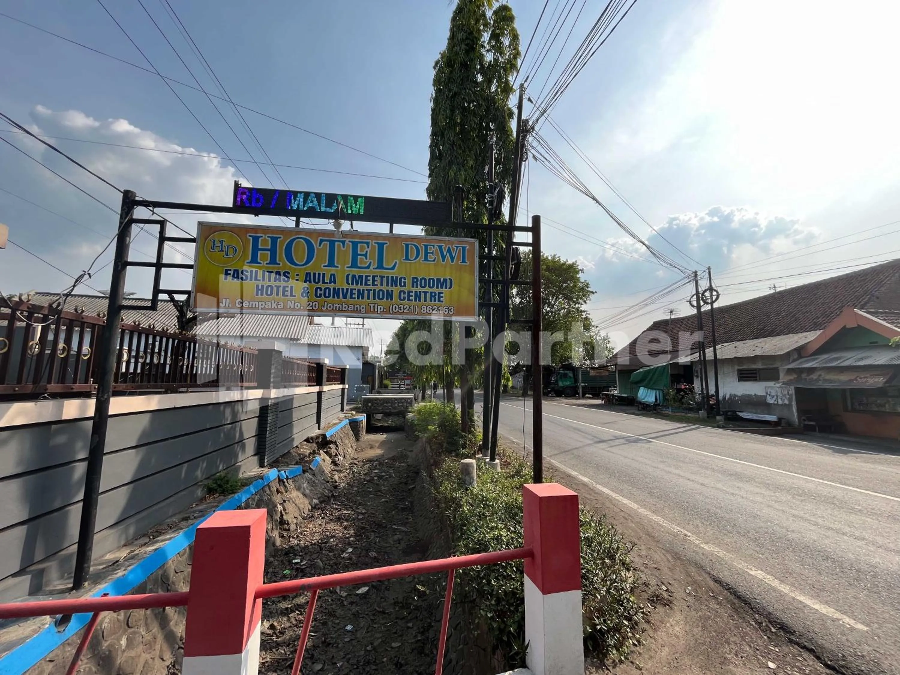 Street view in Hotel Dewi near GOR Merdeka Jombang Mitra RedDoorz
