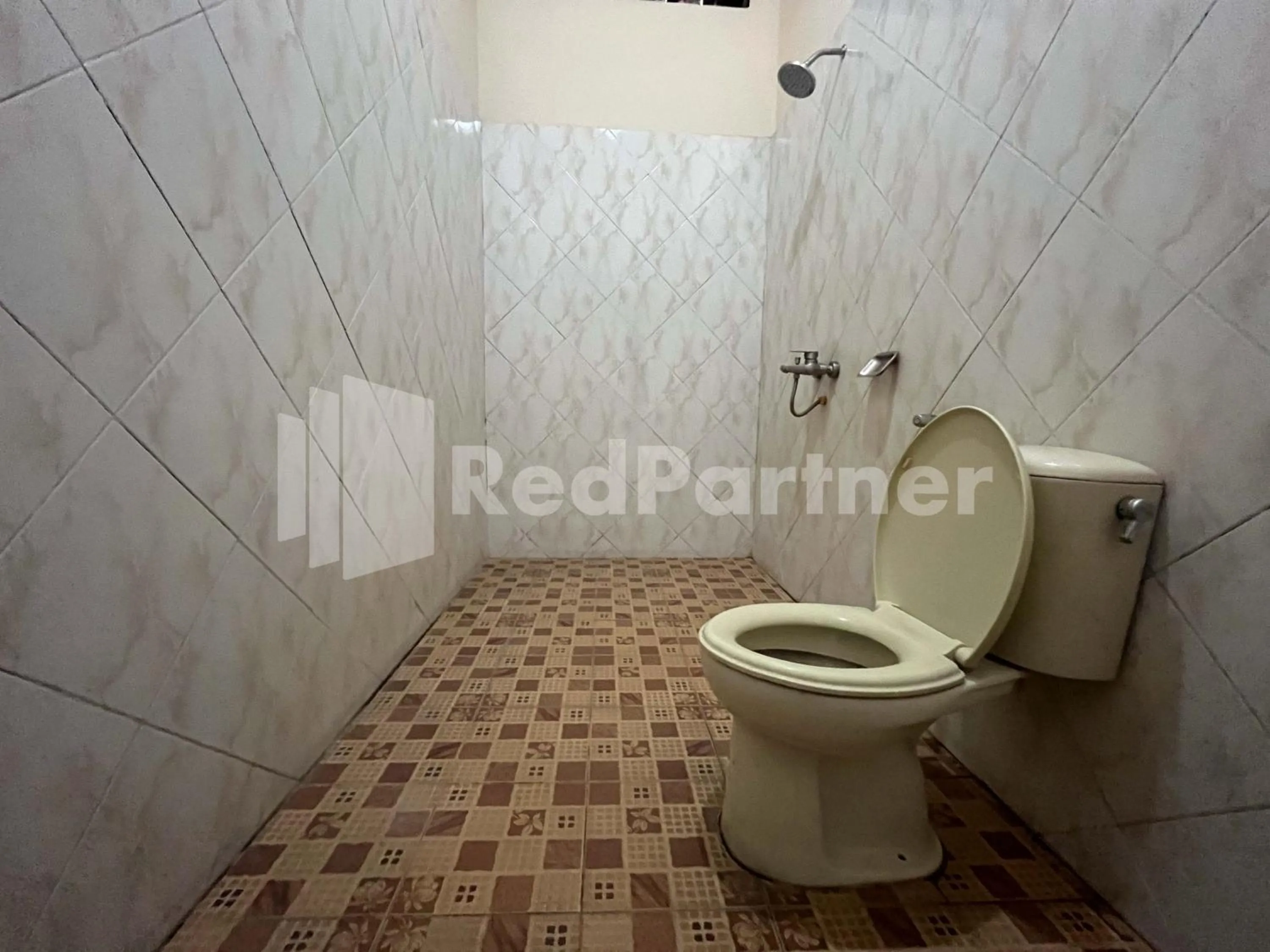 Bathroom in Hotel Dewi near GOR Merdeka Jombang Mitra RedDoorz