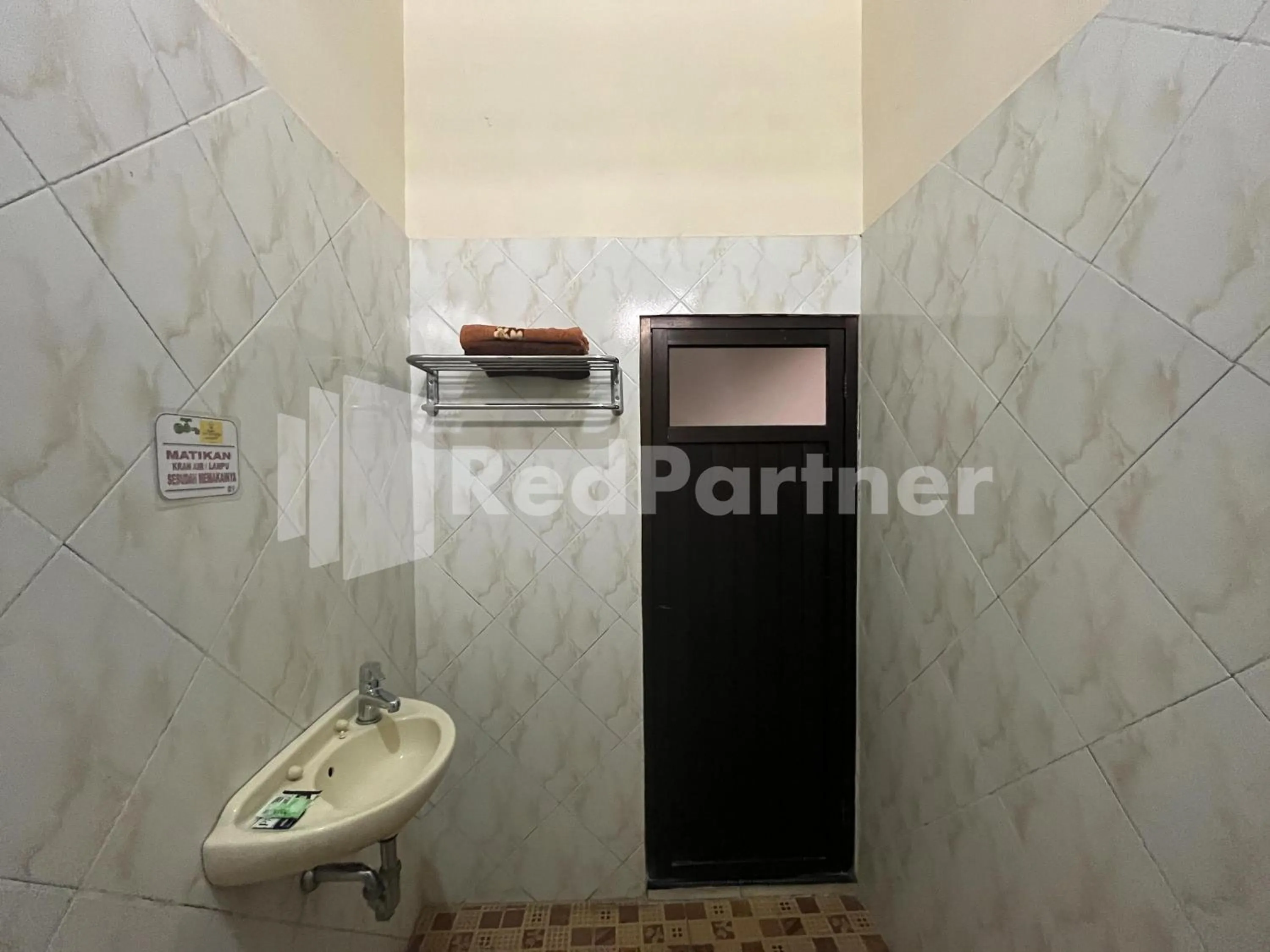 Bathroom in Hotel Dewi near GOR Merdeka Jombang Mitra RedDoorz