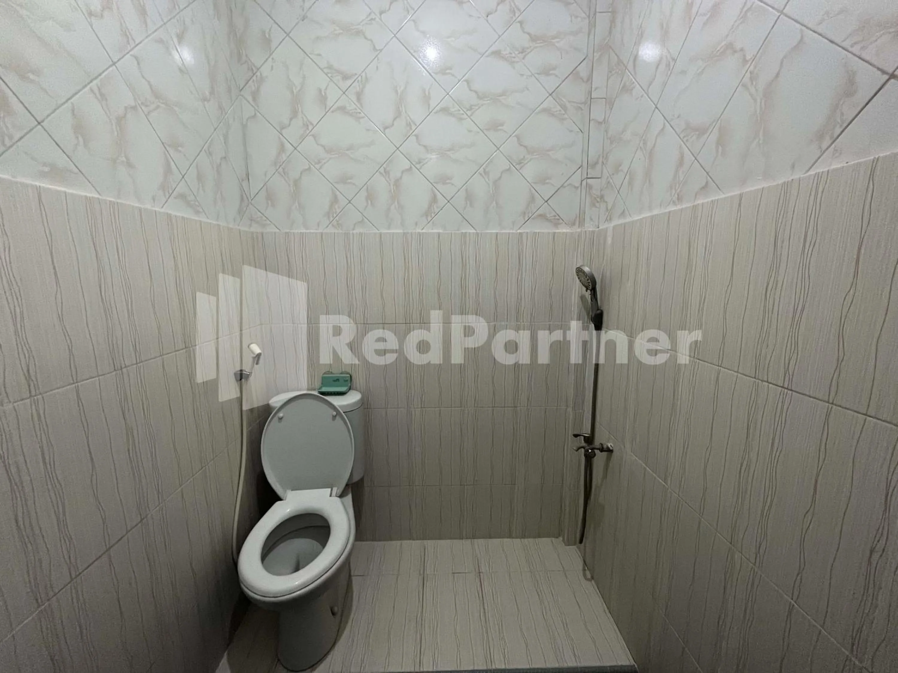 Bathroom in Hotel Dewi near GOR Merdeka Jombang Mitra RedDoorz