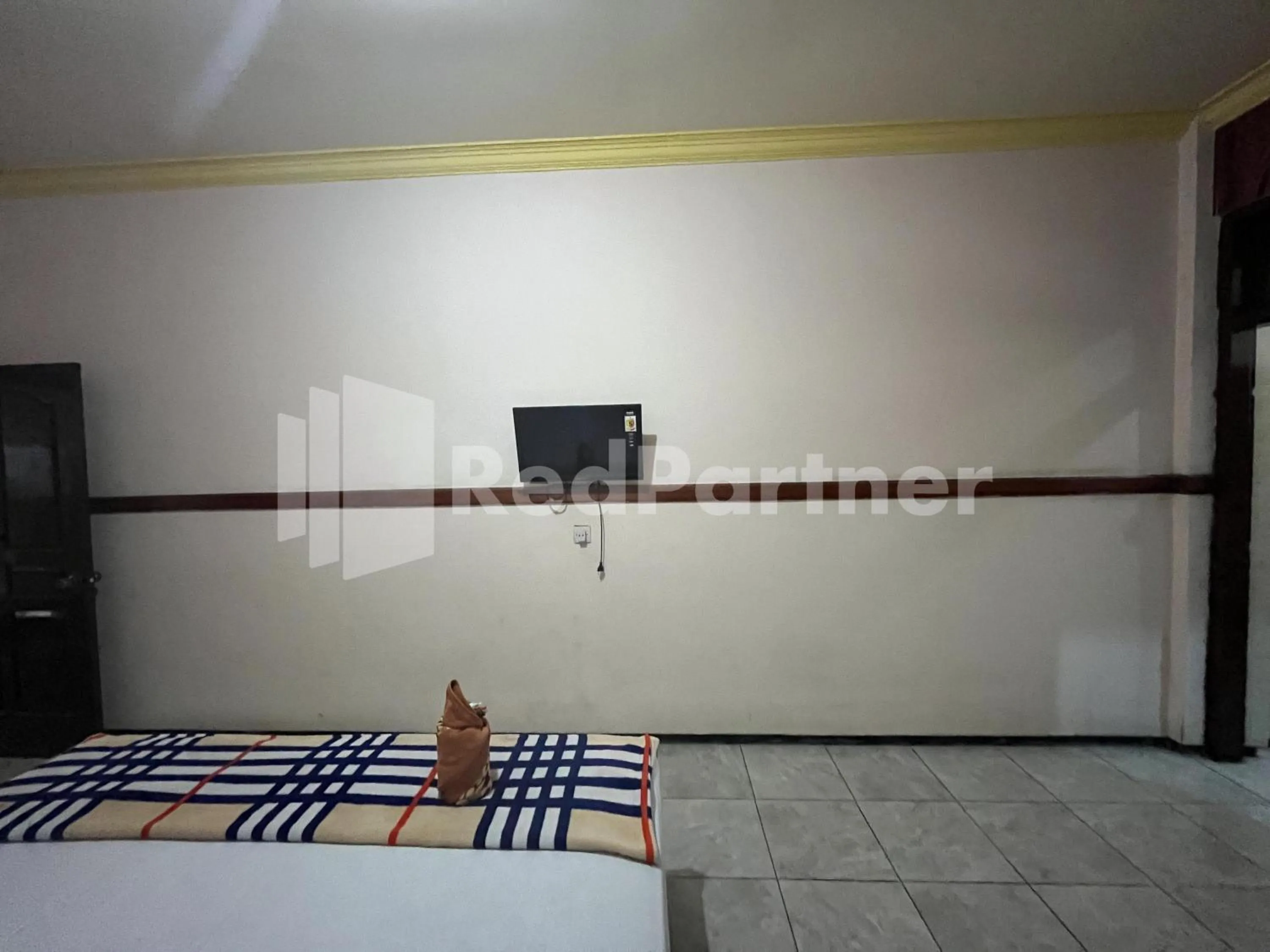 TV and multimedia, Bed in Hotel Dewi near GOR Merdeka Jombang Mitra RedDoorz