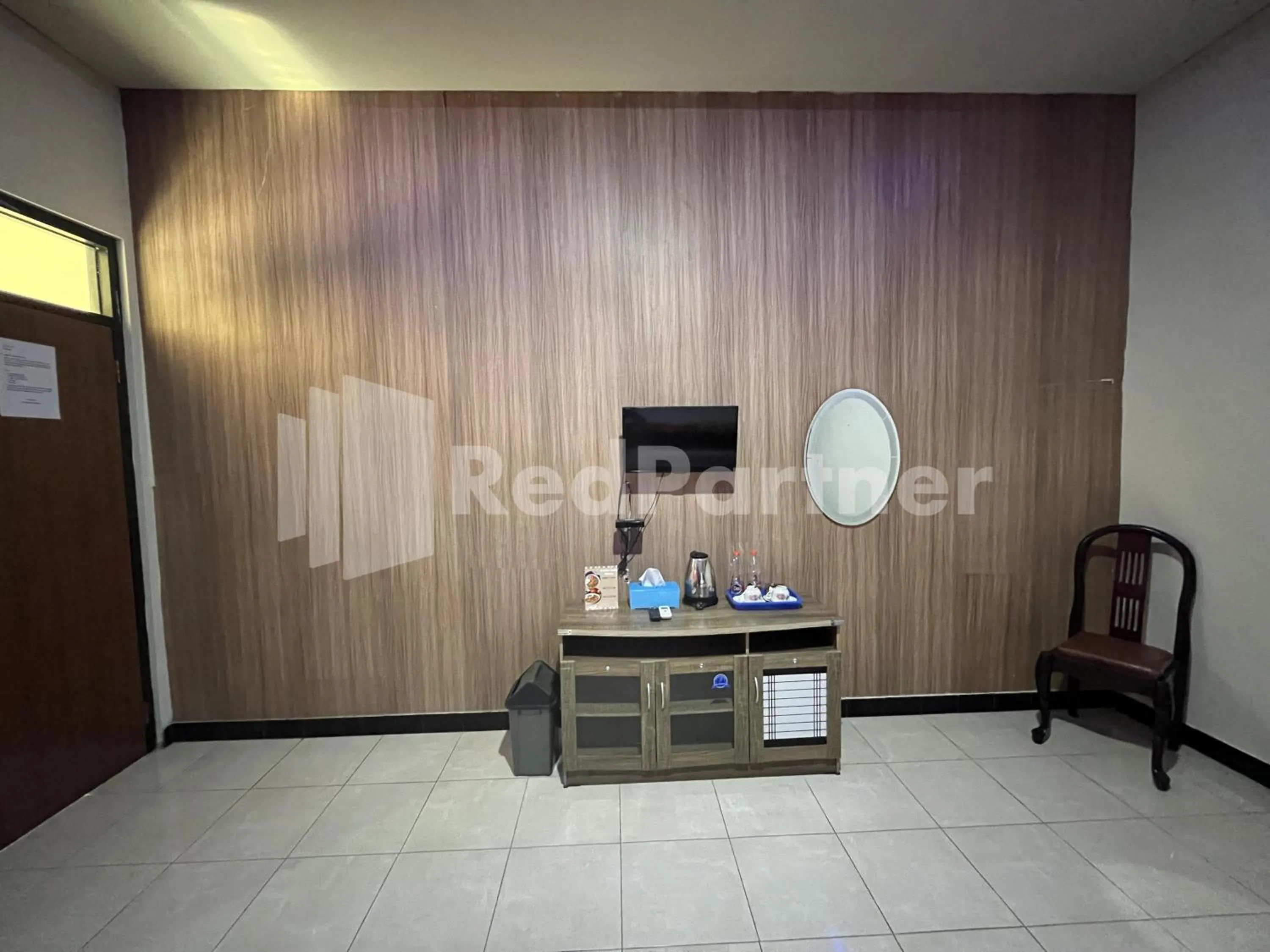 TV and multimedia in Hotel Dewi near GOR Merdeka Jombang Mitra RedDoorz