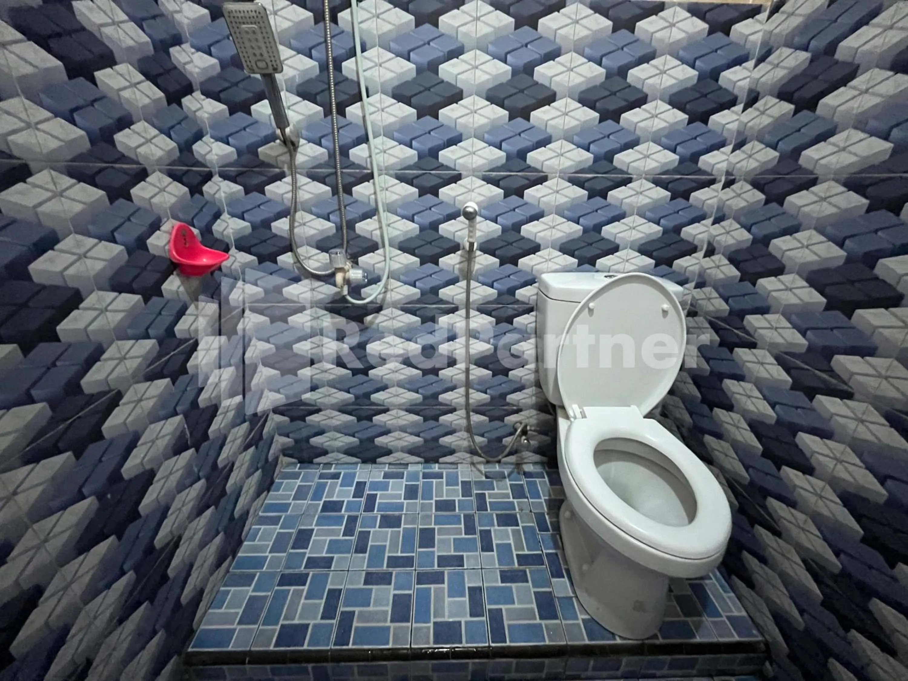 Bathroom in Hotel Dewi near GOR Merdeka Jombang Mitra RedDoorz