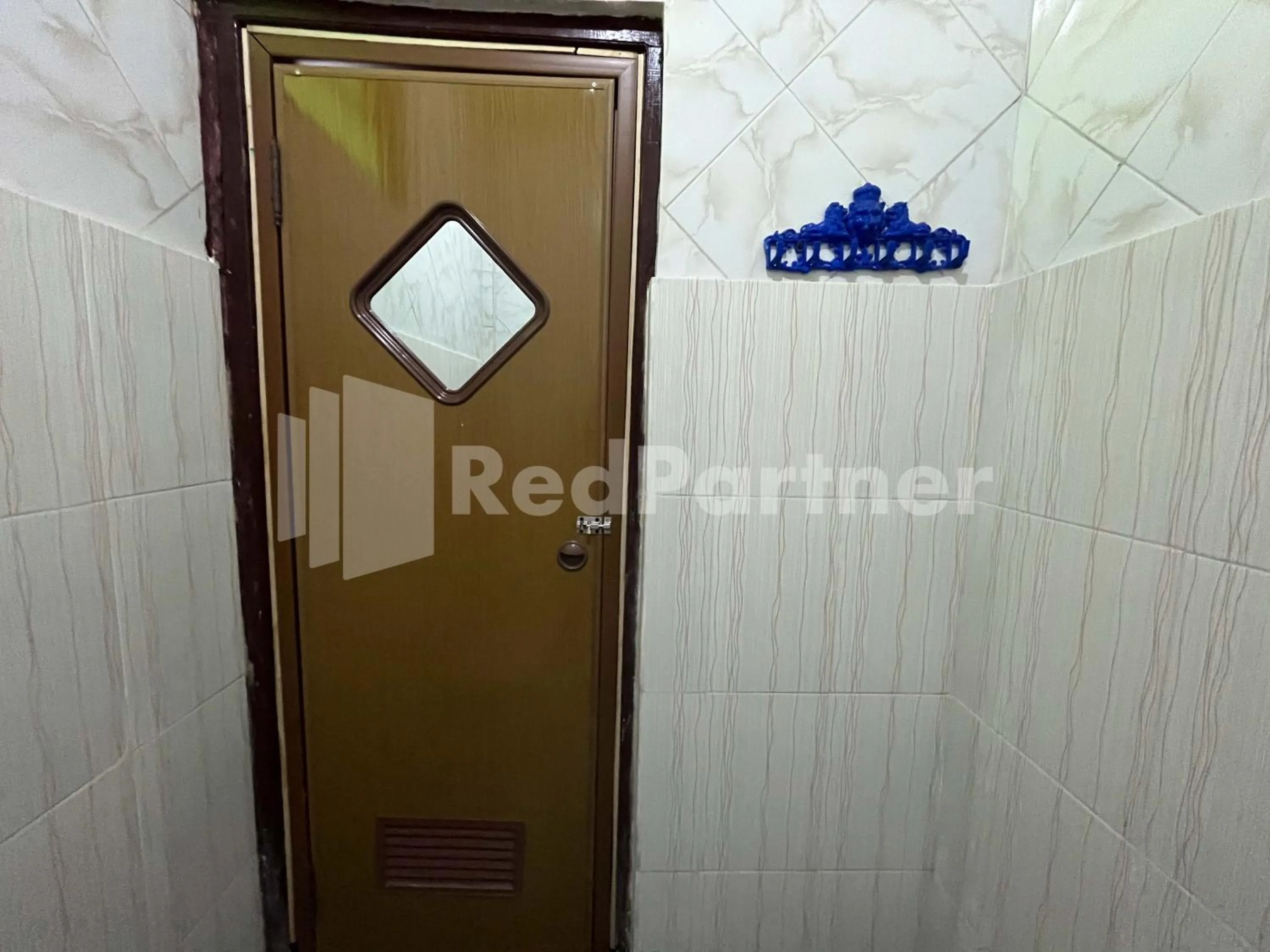 Bathroom in Hotel Dewi near GOR Merdeka Jombang Mitra RedDoorz