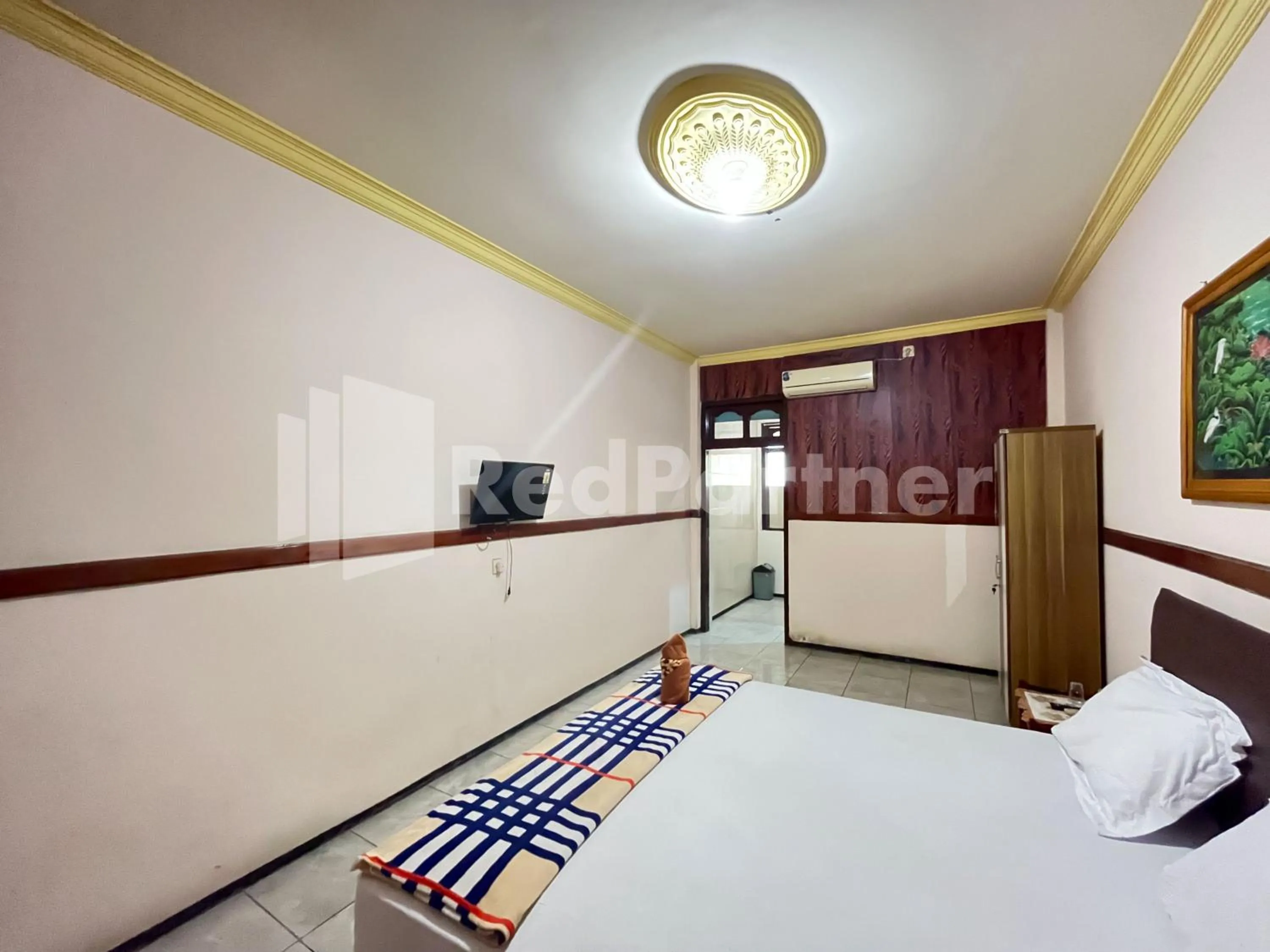 Bedroom, Bed in Hotel Dewi near GOR Merdeka Jombang Mitra RedDoorz