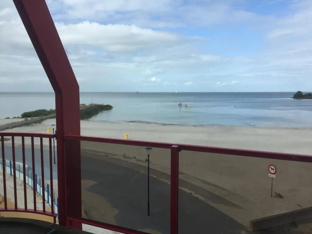 Beach in Zuiderzeestate 28