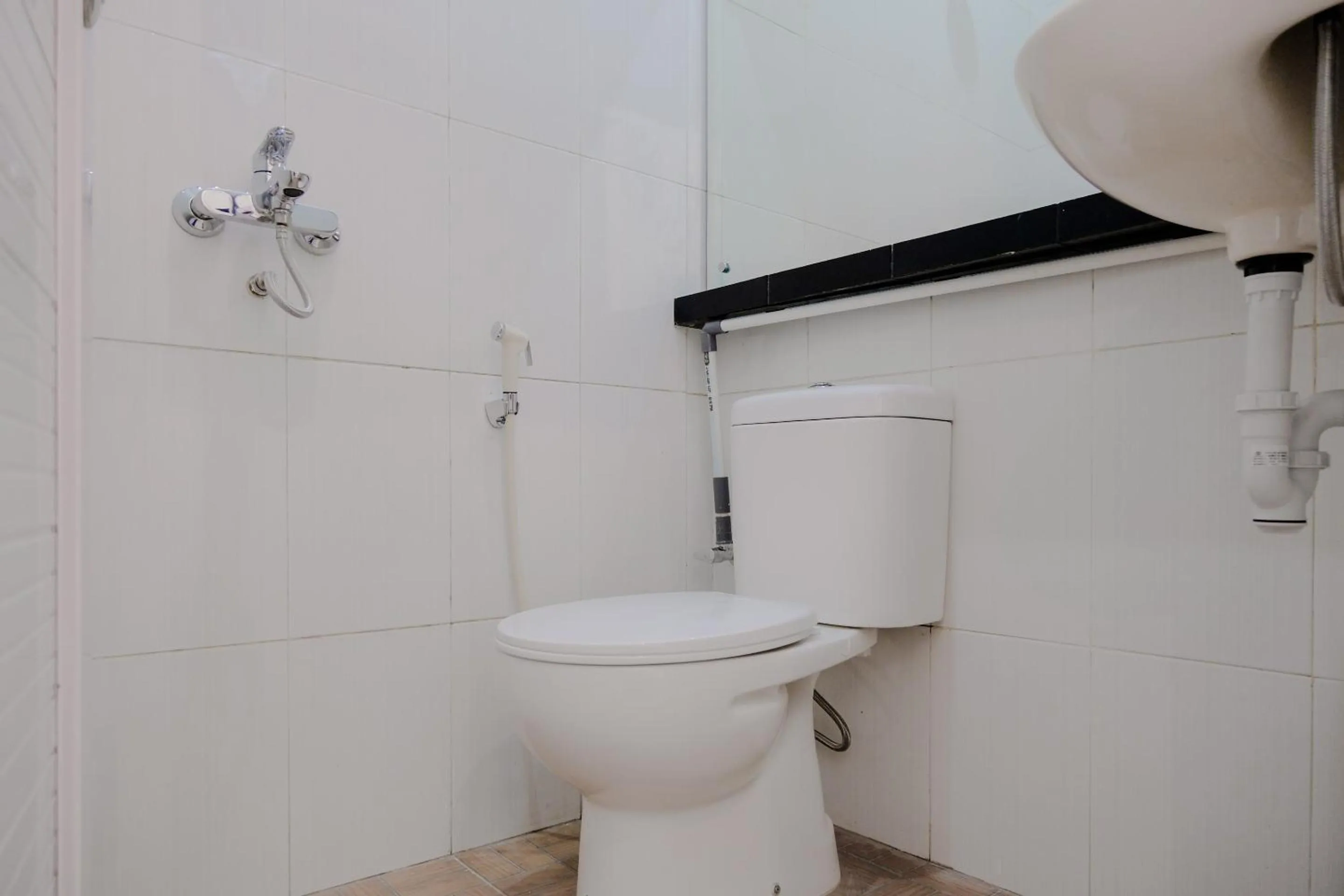 Bathroom in Hotel O Mata Air Near University of Gajayana Malang