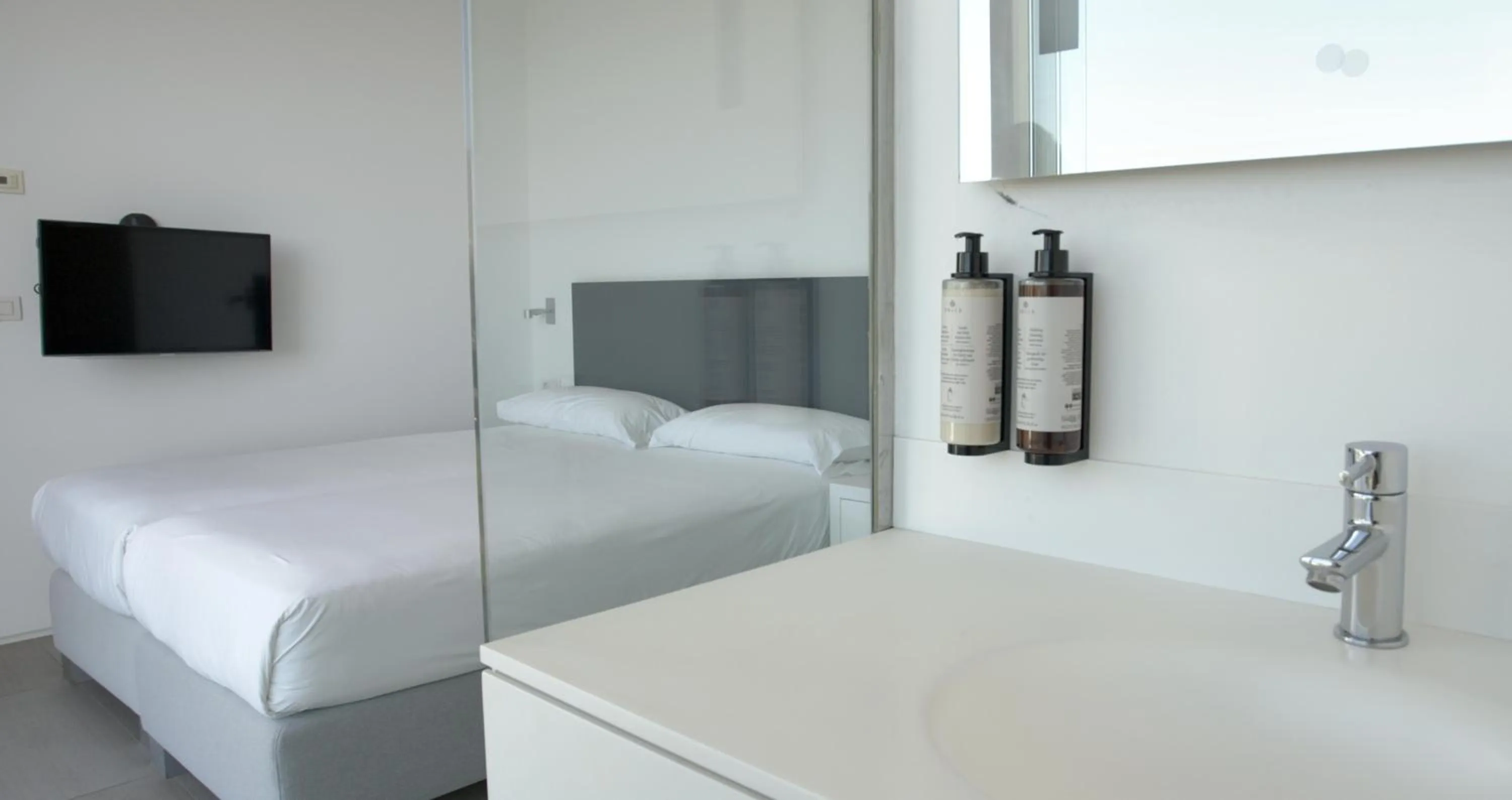 Photo of the whole room, Bed in Hotel Baobab Suites