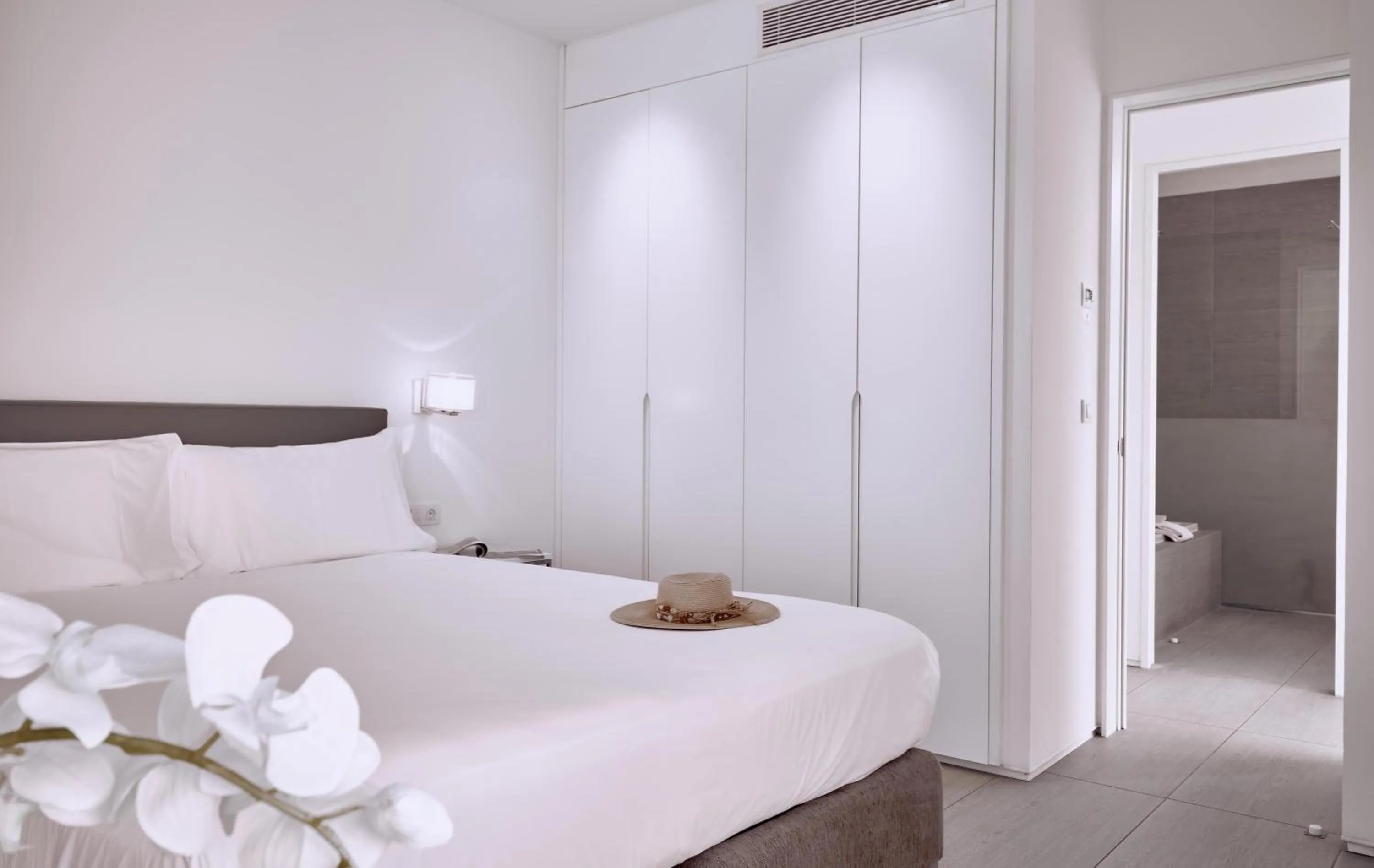 Photo of the whole room, Bed in Hotel Baobab Suites