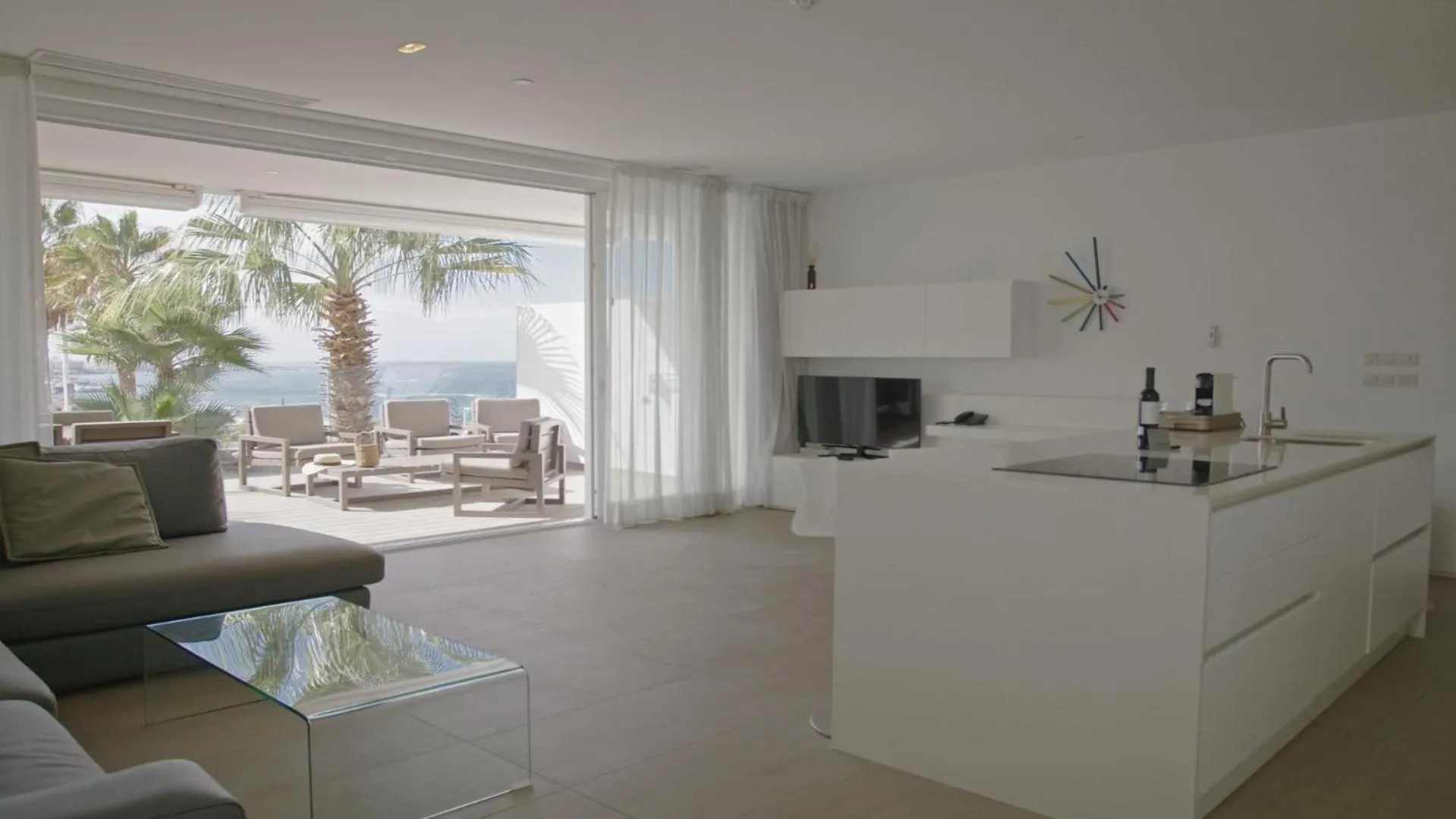 Photo of the whole room in Hotel Baobab Suites