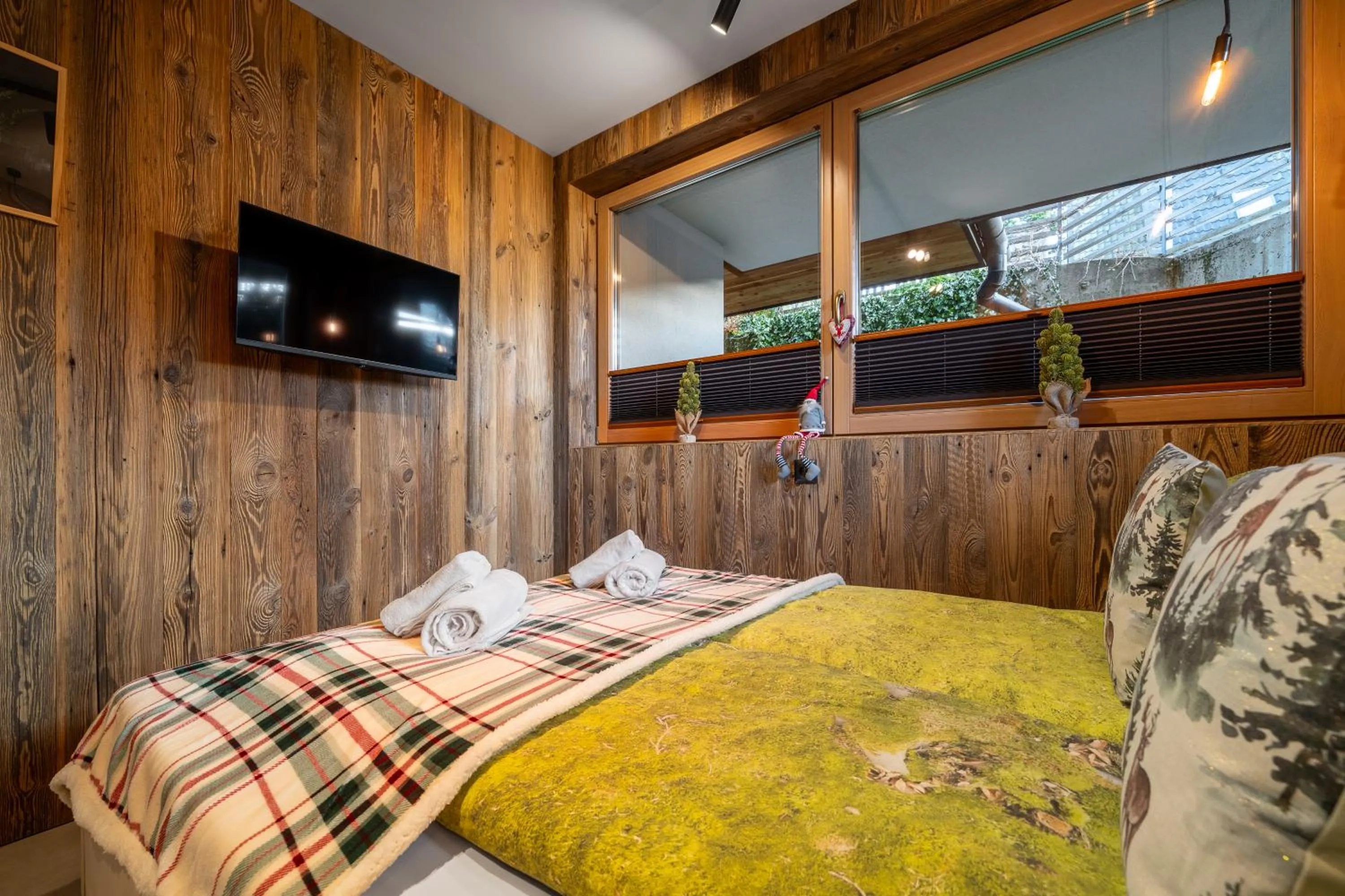 Bedroom, Bed in Green Deer Premium