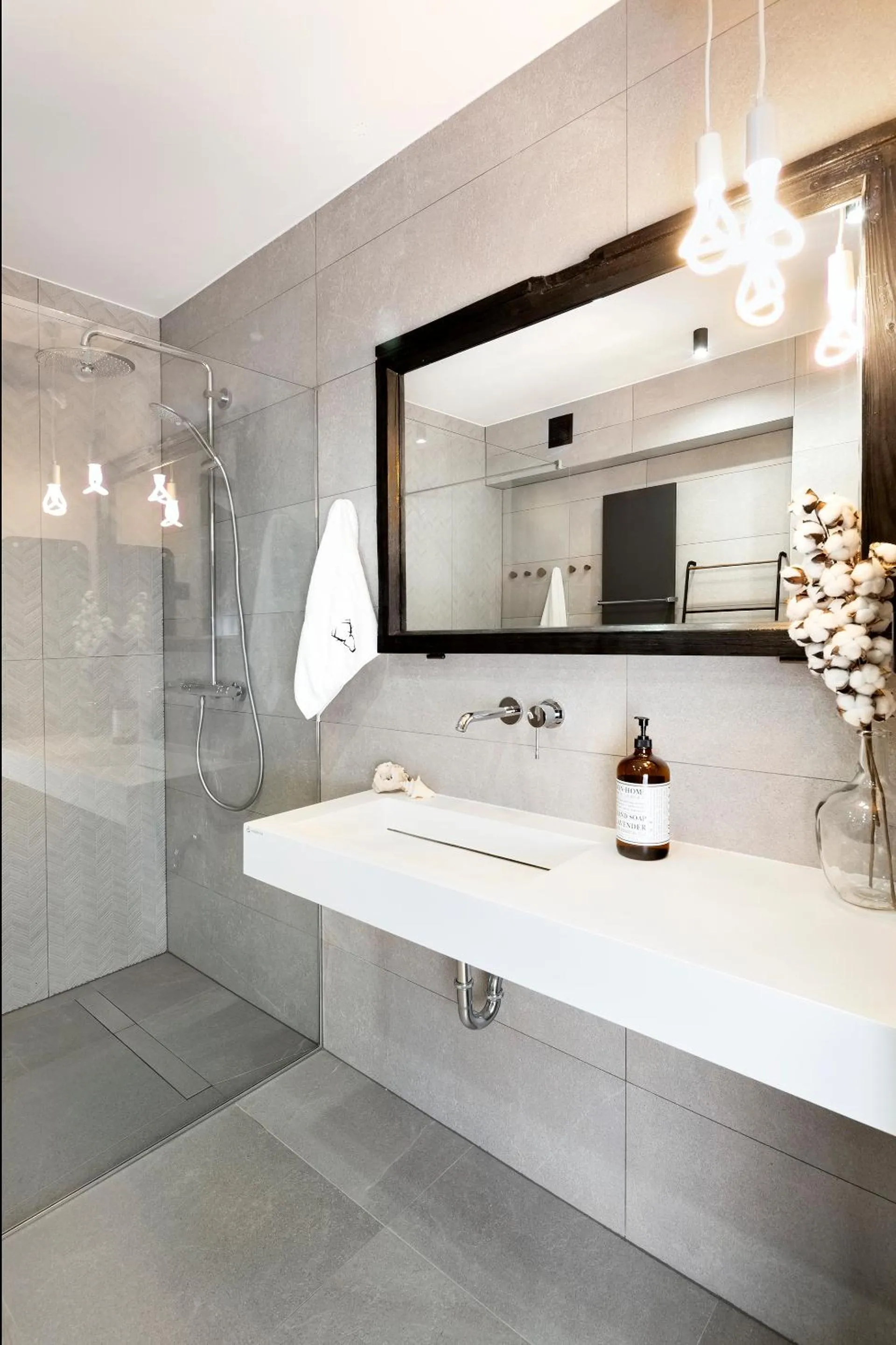 Shower in Green Deer Premium