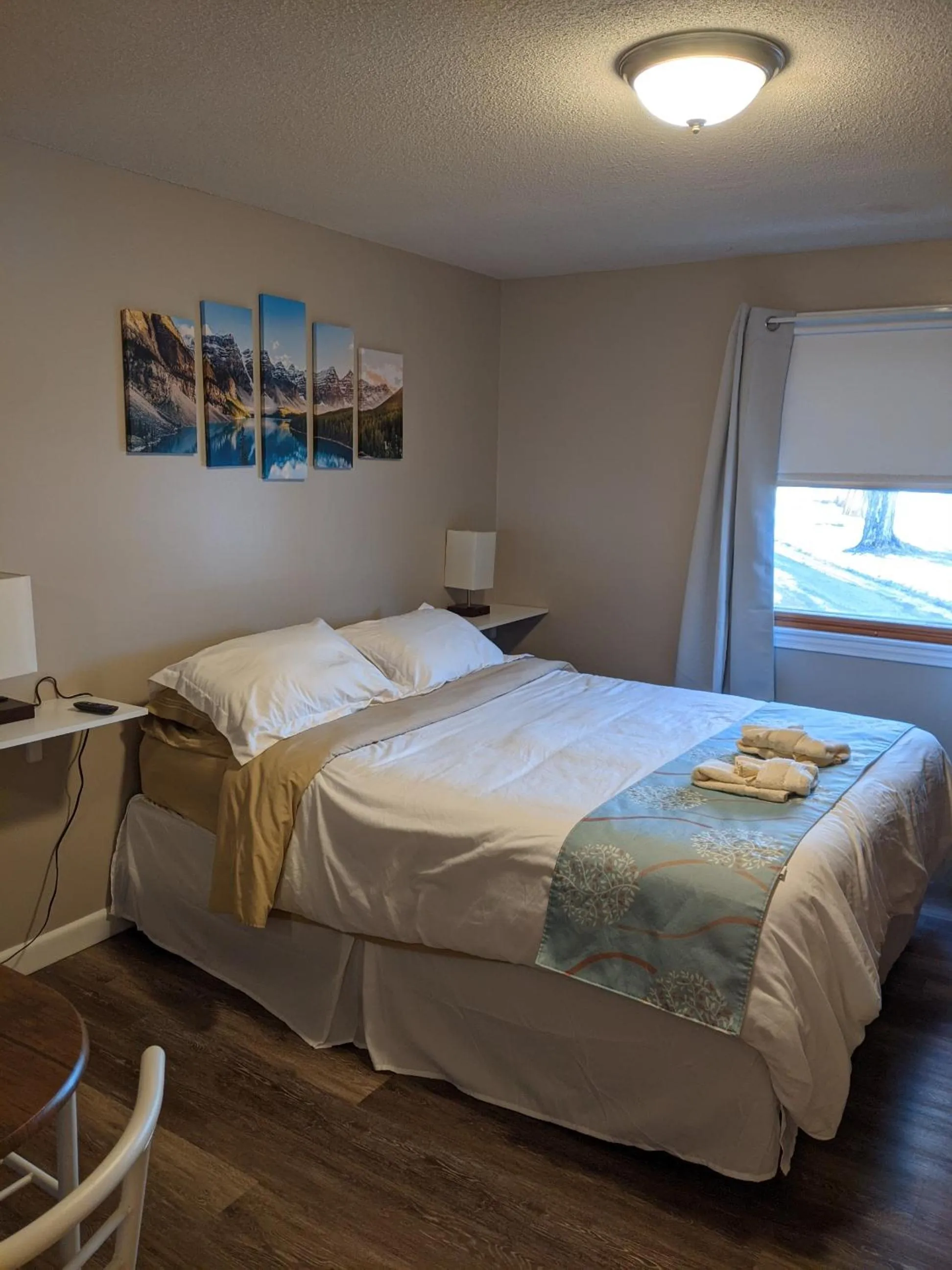 Photo of the whole room, Bed in Lake Shore Farm Inn