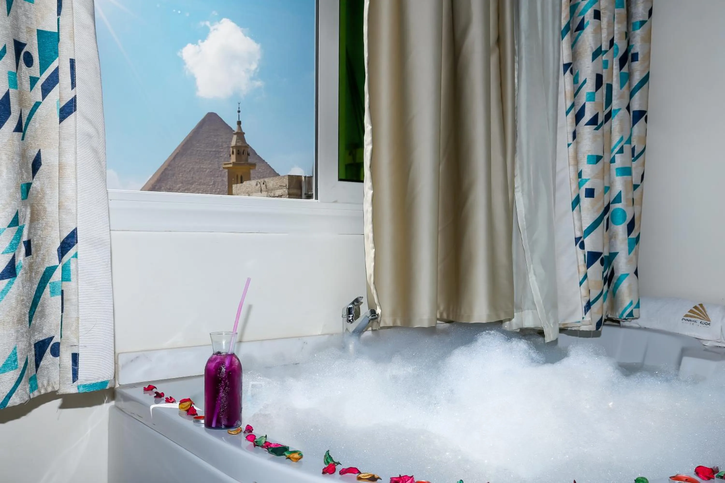 Bath, Bed in Pyramid Edge Hotel & Exclusive Pyramids View Rooftop