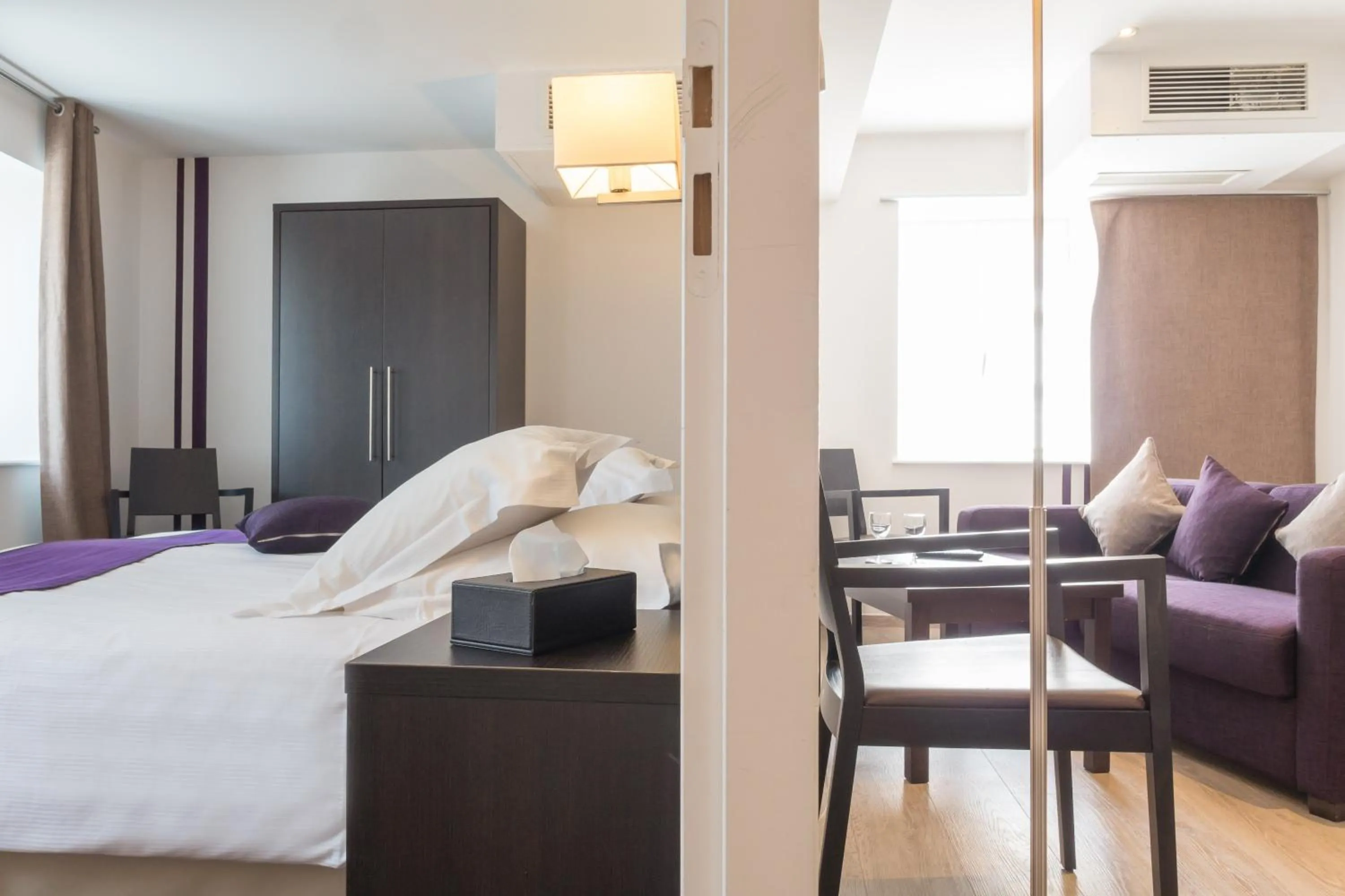 Photo of the whole room in La Rose