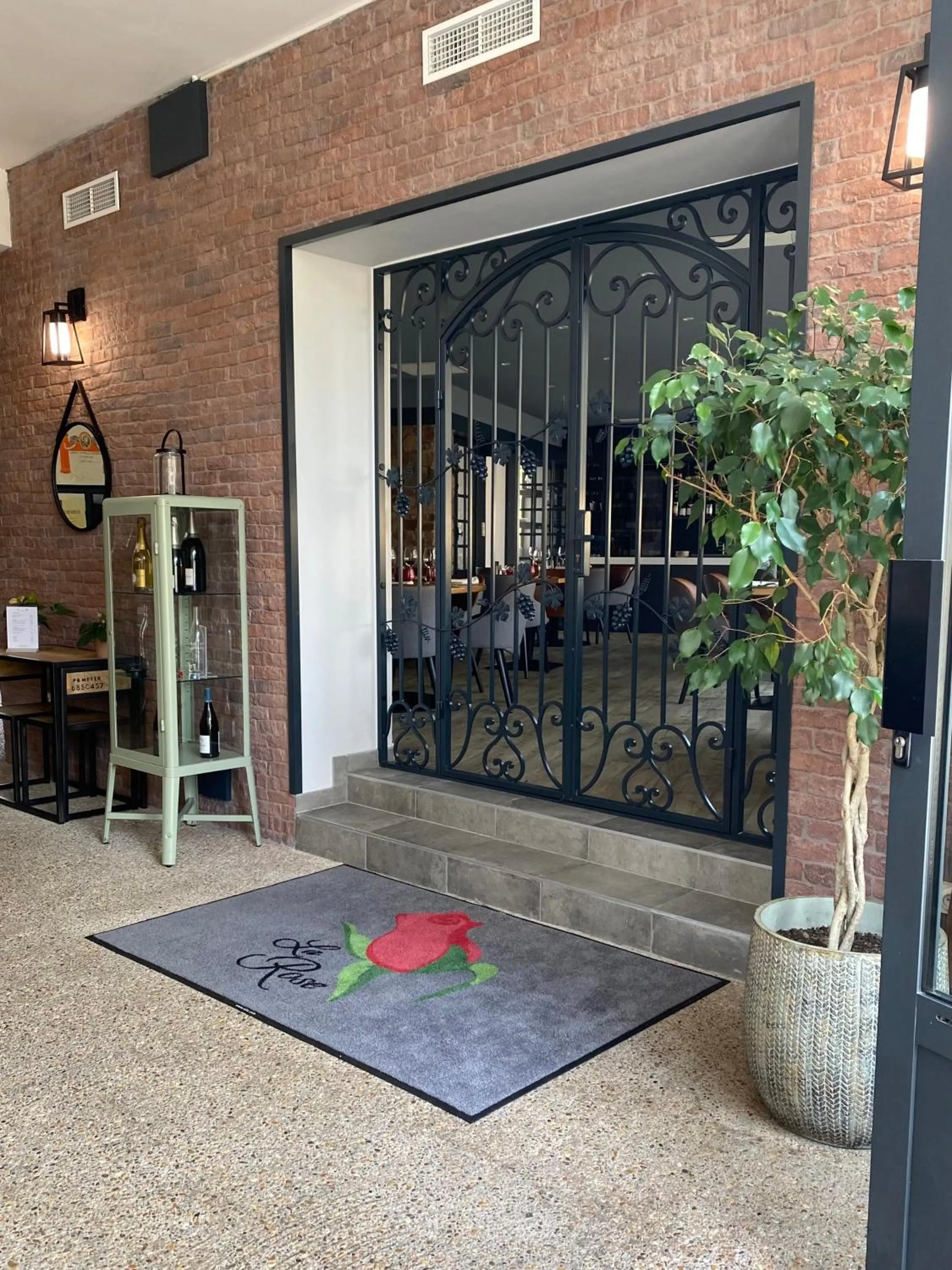 Restaurant/places to eat in La Rose