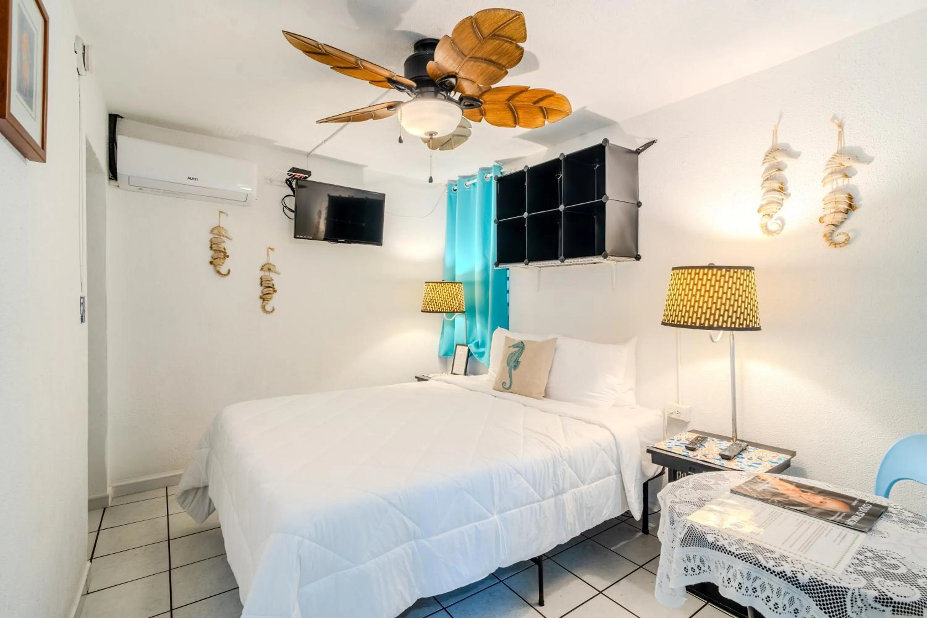 Bed in Coconut Palms Inn