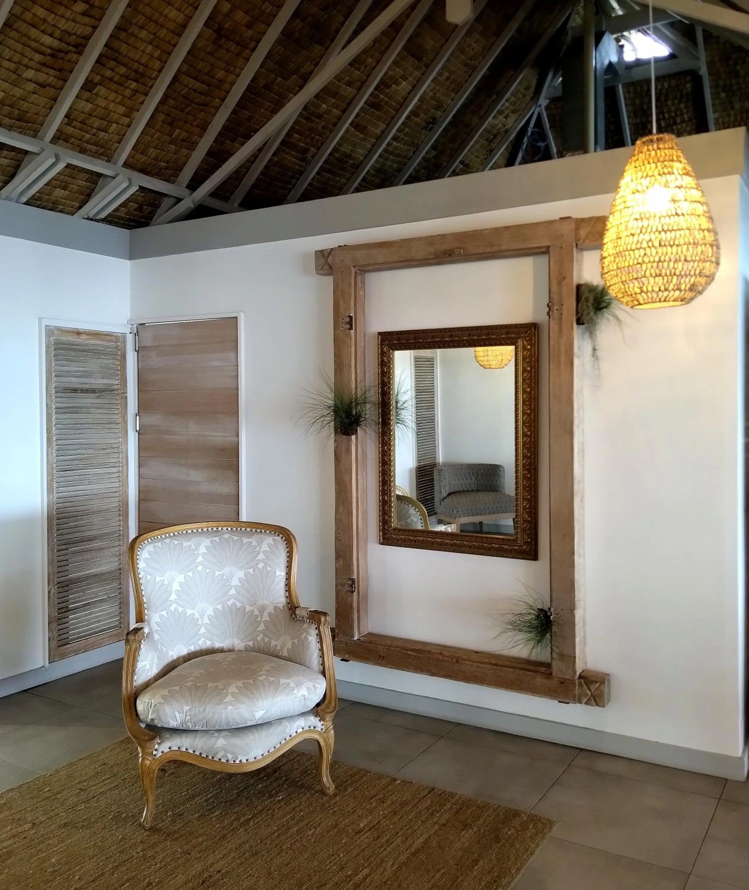 Living room in Moorea Island Beach Hotel