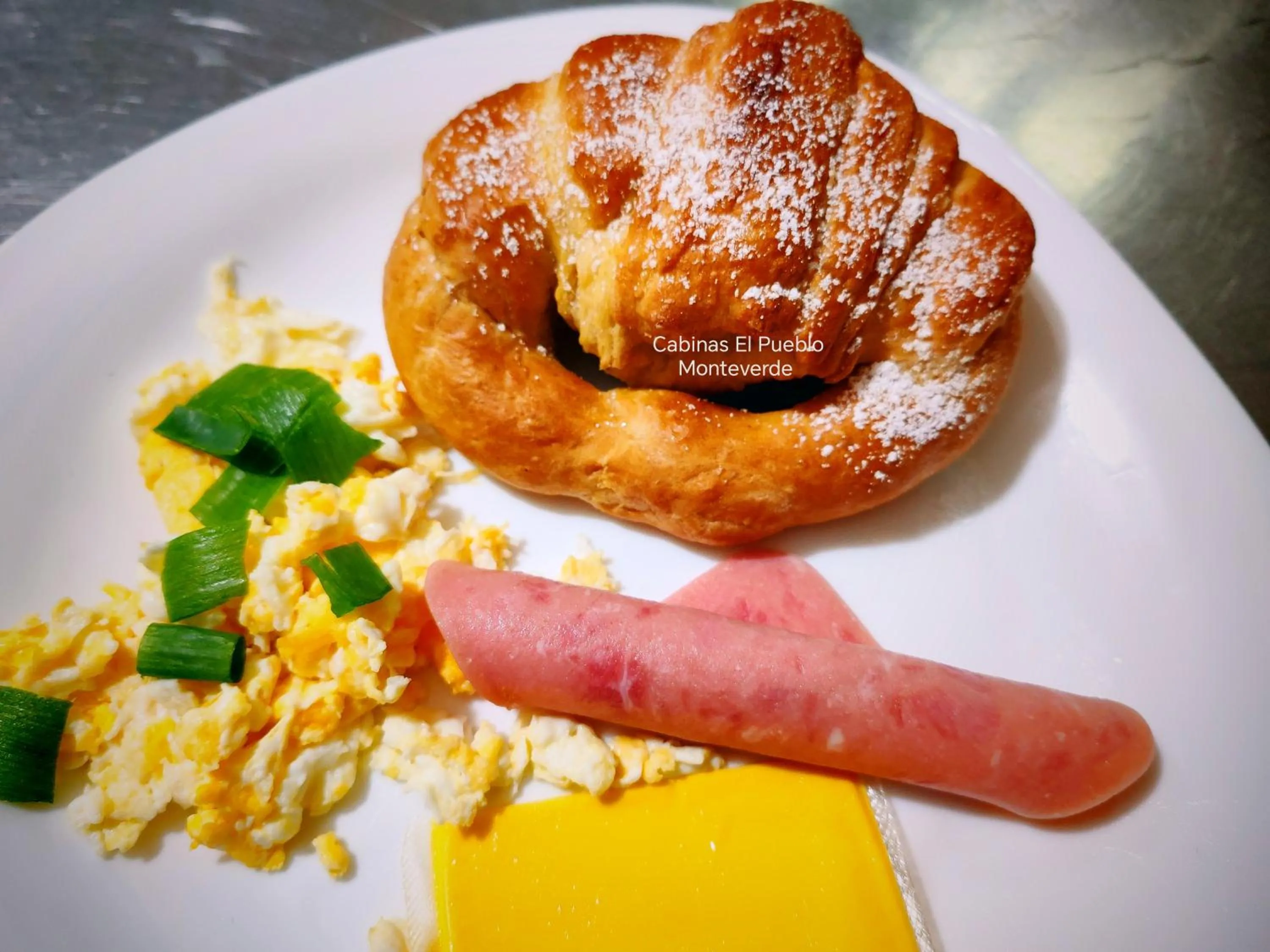Breakfast in Cabinas El Pueblo B&B Monteverde