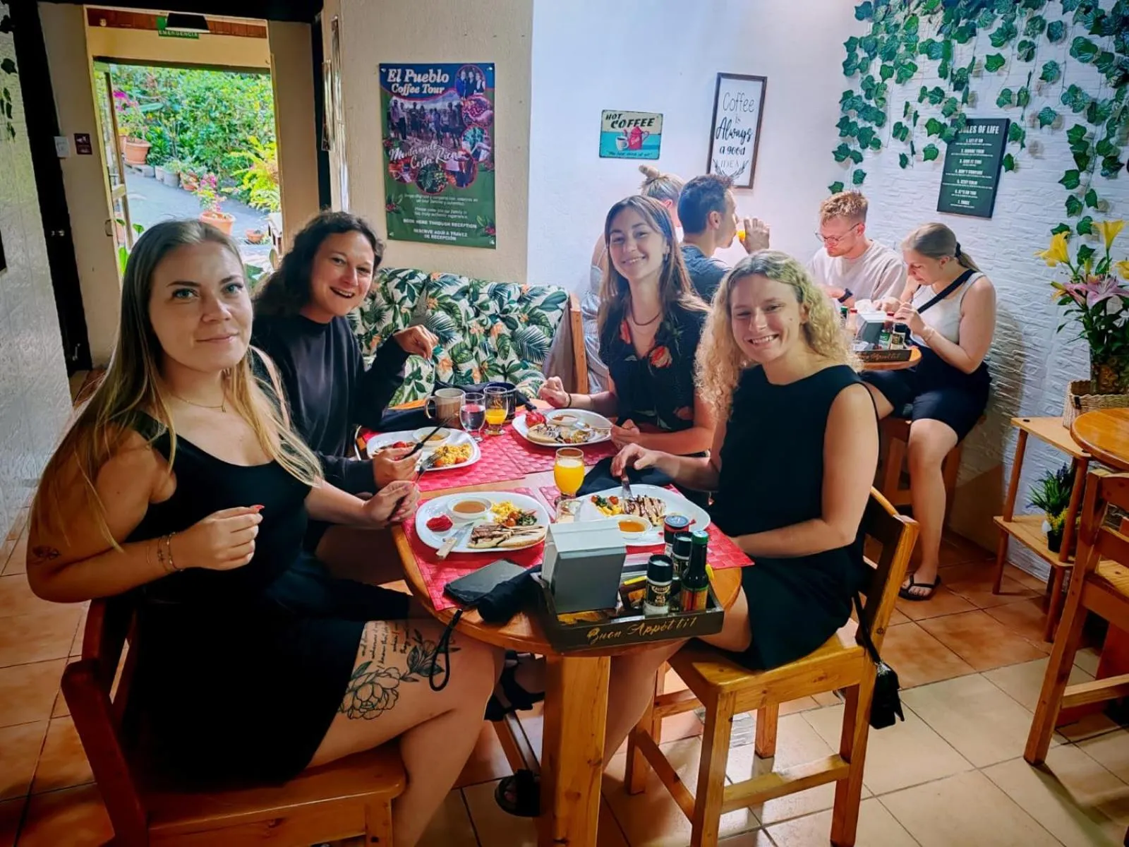 Dining area in Cabinas El Pueblo B&B Monteverde